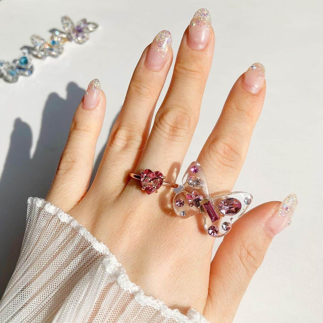 Fukiko-マルベリコさんのインスタグラム写真 - (Fukiko-マルベリコInstagram)「小ぶりなサイズのリボンハートビジューリング💓🎀💍  キラッと光るビジュー と、小さなリボンが可愛らしさを与えてくれます！  他のリングと重ね付けするのもおすすめですよ🌼  【販売のお知らせ】 ✨Summer Collection 3✨  ＊販売開始日時＊ 7月22日(土)21:00～ : ＊新作販売記念6%OFFセール＊ 7月22日(土)21:00～7月23日(日)23:59  #ハンドメイドアクセサリー   #レジン #レジンアクセサリー #キラキラ #アクセサリー作家 #フレンチガーリー #kirakira #魔法少女 #リボン  #サマーアクセサリー #夏アクセサリー #ハート #handmade #accessory #cute  #귀여워 #반지 #악세사리 #반짝반짝　#💍」7月22日 19時30分 - palpitation03