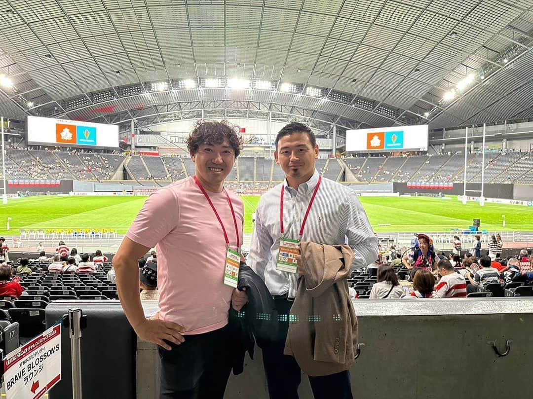 内川聖一さんのインスタグラム写真 - (内川聖一Instagram)「本日はNHKサンデースポーツの企画で、五郎丸さんと一緒にラグビー日本代表の試合を観戦させて頂きました！  知ることのできなかった深い部分まで解説していただき、今まではボールを中心に見ていましたが、ボール以外の動きの重要さも知ることができました。  よりW杯で日本代表を応援するのが楽しみになりました！  この様子は明日のサンデースポーツで放送されます！是非ご覧ください。  ▼放送日程 7月23日（日）午後9:50〜午後10:39  #五郎丸歩 さん #ラグビー日本代表 #札幌ドーム #NHK #サンデースポーツ #大分bリングス #内川聖一」7月22日 19時32分 - uchikawaseiichi01