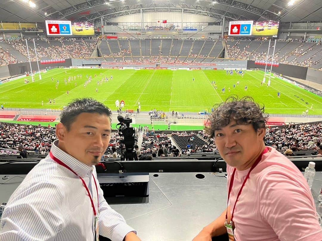 内川聖一さんのインスタグラム写真 - (内川聖一Instagram)「本日はNHKサンデースポーツの企画で、五郎丸さんと一緒にラグビー日本代表の試合を観戦させて頂きました！  知ることのできなかった深い部分まで解説していただき、今まではボールを中心に見ていましたが、ボール以外の動きの重要さも知ることができました。  よりW杯で日本代表を応援するのが楽しみになりました！  この様子は明日のサンデースポーツで放送されます！是非ご覧ください。  ▼放送日程 7月23日（日）午後9:50〜午後10:39  #五郎丸歩 さん #ラグビー日本代表 #札幌ドーム #NHK #サンデースポーツ #大分bリングス #内川聖一」7月22日 19時32分 - uchikawaseiichi01