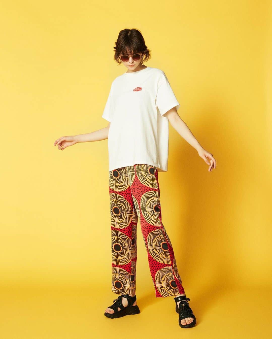 LAKOLE / ラコレさんのインスタグラム写真 - (LAKOLE / ラコレInstagram)「. #LAKOLE_WOMENS 【𝗙𝗜𝗡𝗗 𝗬𝗢𝗨𝗥 𝗦𝗧𝗬𝗟𝗘】SUMMER GRAPHIC TEE’S ⁡ フロントやバックのカラフルなプリントがポイントになったTシャツ。 肩の落ちたリラックス感のあるデザインに、ゆとりのあるサイジングがラフな着心地の1枚です。 サイズをXS/S/Mと3サイズでご用意。特にMサイズはメンズのTシャツを着ているようにたっぷり着られるサイズ感です。 ウエストが隠れる着丈は腰回りをカバーしてくれるのもポイントです。 ⁡ ✔︎ メニューボードTEE (963528) ¥2,860 tax in ⁡ ⁡ アイテム詳細はプロフィールTOPのURLからもご覧いただけます！>>@lakole_official ⁡ ⁡ ⁡ #LAKOLE #ラコレ #あたりまえを素敵に #Tシャツ #ロゴTシャツ #ロゴTコーデ #トレンドコーデ #トレンドスタイル #ラフスタイル #カラーパンツ #シンプルコーデ #夏コーデ #コスパ #プチプラ #プチプラコーデ #プチプラ高見えコーデ #プチプラスタイル #カジュアルコーデ #プチプラファッション #womens」7月22日 19時33分 - lakole_official