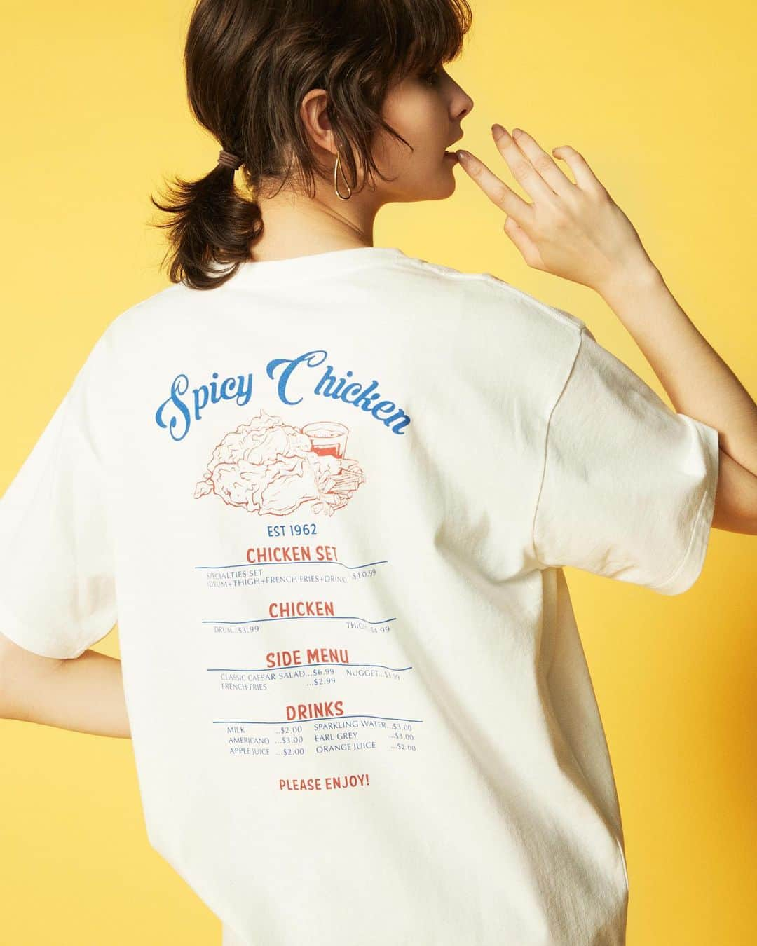 LAKOLE / ラコレさんのインスタグラム写真 - (LAKOLE / ラコレInstagram)「. #LAKOLE_WOMENS 【𝗙𝗜𝗡𝗗 𝗬𝗢𝗨𝗥 𝗦𝗧𝗬𝗟𝗘】SUMMER GRAPHIC TEE’S ⁡ フロントやバックのカラフルなプリントがポイントになったTシャツ。 肩の落ちたリラックス感のあるデザインに、ゆとりのあるサイジングがラフな着心地の1枚です。 サイズをXS/S/Mと3サイズでご用意。特にMサイズはメンズのTシャツを着ているようにたっぷり着られるサイズ感です。 ウエストが隠れる着丈は腰回りをカバーしてくれるのもポイントです。 ⁡ ✔︎ メニューボードTEE (963528) ¥2,860 tax in ⁡ ⁡ アイテム詳細はプロフィールTOPのURLからもご覧いただけます！>>@lakole_official ⁡ ⁡ ⁡ #LAKOLE #ラコレ #あたりまえを素敵に #Tシャツ #ロゴTシャツ #ロゴTコーデ #トレンドコーデ #トレンドスタイル #ラフスタイル #カラーパンツ #シンプルコーデ #夏コーデ #コスパ #プチプラ #プチプラコーデ #プチプラ高見えコーデ #プチプラスタイル #カジュアルコーデ #プチプラファッション #womens」7月22日 19時33分 - lakole_official