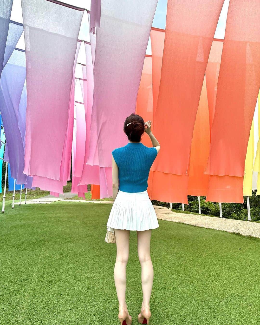 IKUMIさんのインスタグラム写真 - (IKUMIInstagram)「🌈 滋賀にあるびわこ箱館山の虹のカーテン💎  この日は暑すぎて風もなくカーテンがなかなかなびいてくれず、 ただの垂れ幕状態だったけど😂  カラフルで映える♡ ここから琵琶湖眺めれたよ👏  .  #びわこ#琵琶湖#びわこ箱館山 #滋賀#滋賀観光#滋賀旅行#滋賀ドライブ#滋賀県 #関西観光#関西旅行#美脚#生足#素足#legslegslegs #legsfordays #asianmodel #asianbeauty #asiangirls #japanesegirl #japanesemodel #ミニスカ#ミニスカート#miniskirt #y2kファッション #韓国コーデ#韓国ファッションコーデ #韓国服#韓国服通販 #韓国ファッション通販 #minidress」7月22日 19時33分 - miiiino3o
