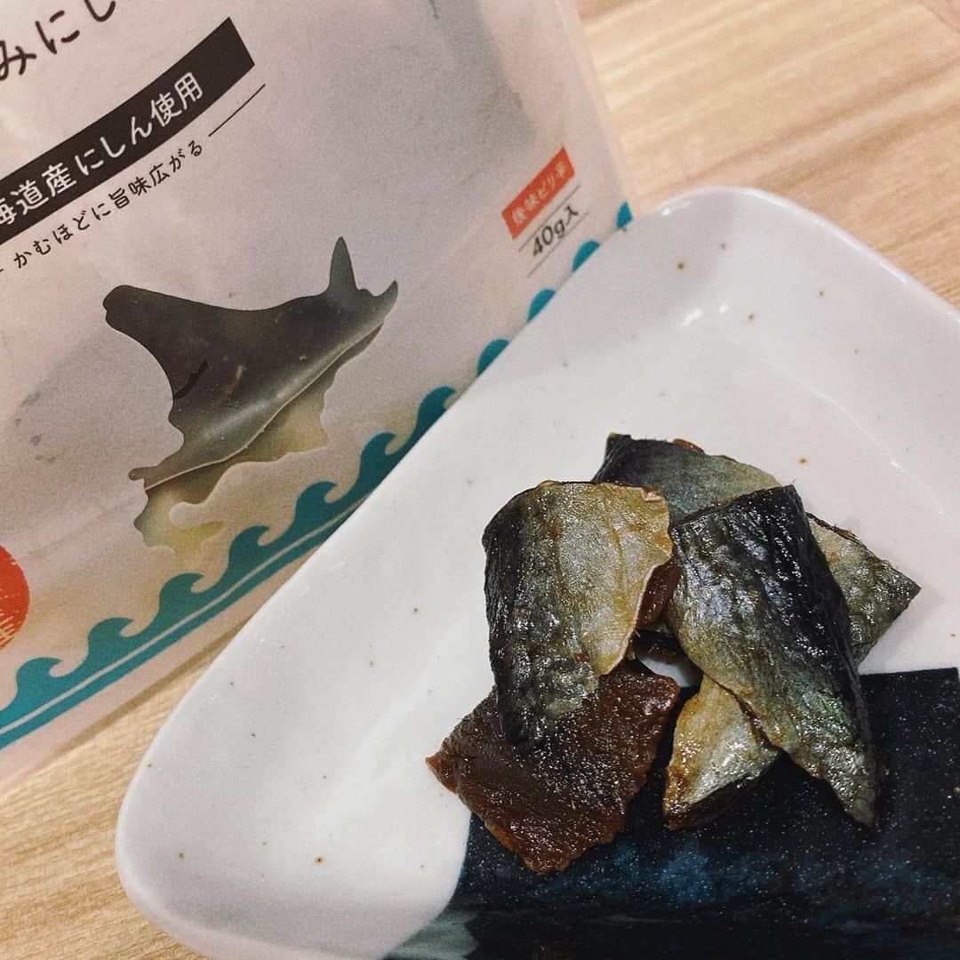 mizukiのインスタグラム：「.  おつまみにしん初めて食べた🐟  ピリ辛で噛めば噛むほど美味しくて 旨みがすごく凝縮されてて これ一つでお酒が進んでしまう🍶  北海道産のニシンなんだって！  ちょっとした手土産にいいかも🫶🏻  PR @yamani_iharasuisan #おつまみにしん #井原水産 #お酒のおつまみ #おうち飲み #お取り寄せグルメ #通販グルメ #おやつ時間 #おつまみ #晩酌 #ニシン #北海道産」