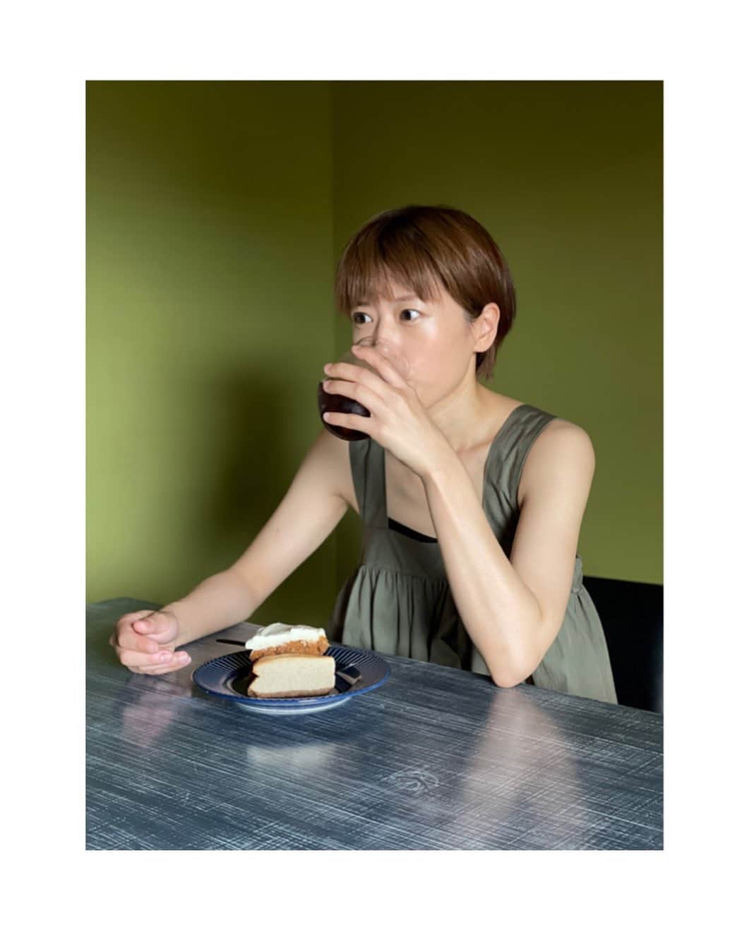 甲斐麻美さんのインスタグラム写真 - (甲斐麻美Instagram)「🍍🍍🍍  hatoさんが淹れてくれた アイスコーヒーと  kaicoの作った ケーキを食べながら  お互いを讃える おやつ時間  ふたりの 楽しみな時間😚  いやあ 自画自賛なんだけど  自分たちで焙煎する コーヒーが本当に美味しく出来るようになった  嬉しすぎて毎日ハシャいでいるよ🙌🏻🌈  #20230722 #kaicoの好日 アイスコーヒー美味すぎてボーっとしているw」7月22日 19時39分 - kaico_asami