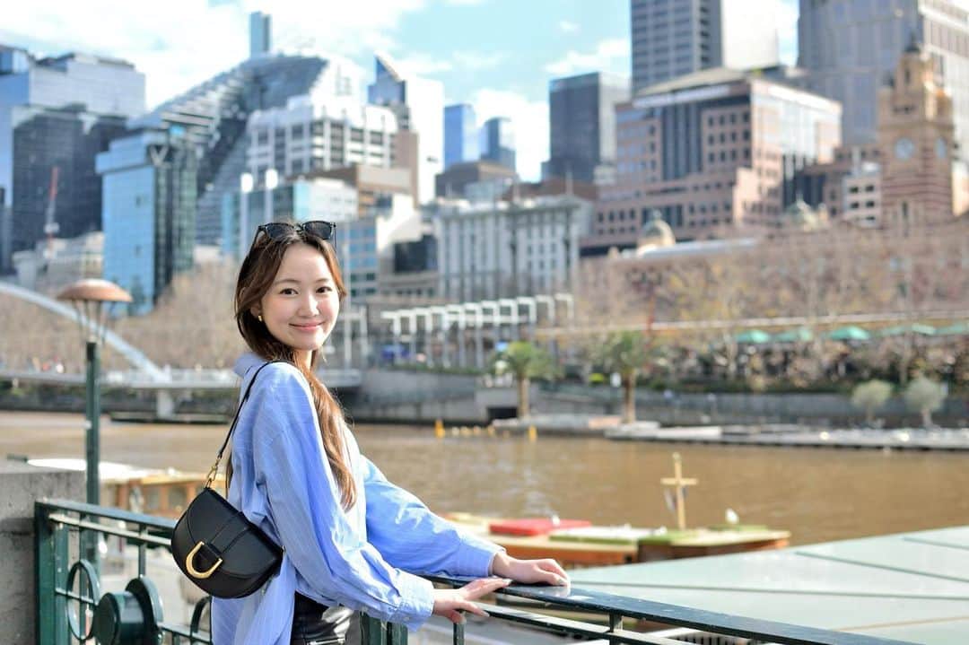 小林恵月さんのインスタグラム写真 - (小林恵月Instagram)「・ 6/28で22歳になりました🫶(だいぶ時差投稿🙂) 今年は異国の地で誕生日を迎えて、 人生初のwinter b-dayでした〜🇦🇺⛄️🎂 ・ そして、オーストラリアに来てもうすぐ3ヶ月！！ 私にとっては日本にいた時よりもはるかに濃くて、 毎日何かしらの新しい経験をして、 学びがたくさんあって、新鮮で楽しんでいます🔥 まあ、まさか新居が電気もガスもなかったとはね笑 ホストファミリーがオーナーだったから 事件系ではないけども笑😀 ・ 22歳はもっとたくさんのことに挑戦して、 いろんなことを勉強したいし、 吸収していきたいなと思っています✌️ なによりも笑顔を忘れずに😊😂 ということでこれからもよろしくお願いします🩷🥰 #22歳の意気込み🔥🇦🇺💪」7月22日 19時40分 - ezuki_kobayashi