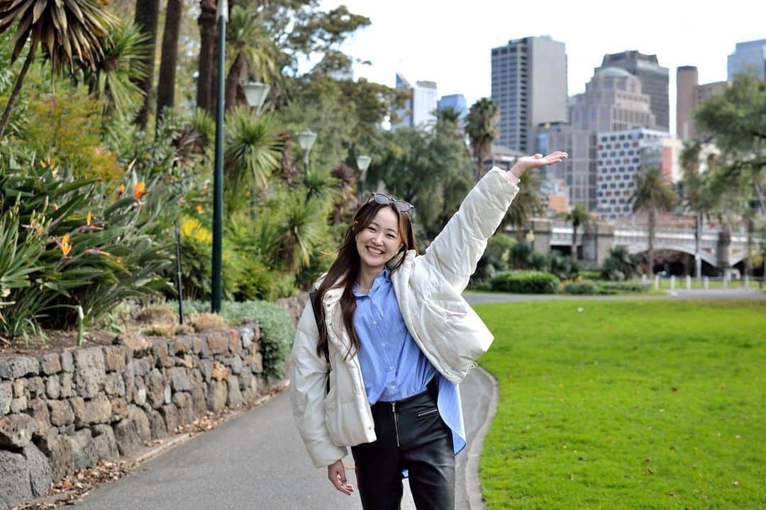 小林恵月さんのインスタグラム写真 - (小林恵月Instagram)「・ 6/28で22歳になりました🫶(だいぶ時差投稿🙂) 今年は異国の地で誕生日を迎えて、 人生初のwinter b-dayでした〜🇦🇺⛄️🎂 ・ そして、オーストラリアに来てもうすぐ3ヶ月！！ 私にとっては日本にいた時よりもはるかに濃くて、 毎日何かしらの新しい経験をして、 学びがたくさんあって、新鮮で楽しんでいます🔥 まあ、まさか新居が電気もガスもなかったとはね笑 ホストファミリーがオーナーだったから 事件系ではないけども笑😀 ・ 22歳はもっとたくさんのことに挑戦して、 いろんなことを勉強したいし、 吸収していきたいなと思っています✌️ なによりも笑顔を忘れずに😊😂 ということでこれからもよろしくお願いします🩷🥰 #22歳の意気込み🔥🇦🇺💪」7月22日 19時40分 - ezuki_kobayashi