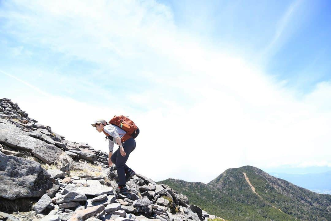 小平奈緒のインスタグラム：「ただいま八ヶ岳⛰️💫 6月の爽やかな風を感じる季節に山登りを再開できました。 生まれ故郷の自然を全身で浴び、子どもの頃の記憶を辿りながら、あの時とはまた違う目線で登ることができました。  登山道ですれ違う人とは譲り合ってお互い気持ちよく挨拶ができるし、日常で忘れかけている大切なことを山は教えてくれます。 (少しの油断が命に関わることもあるので、準備と賢い判断も必要です。)  山小屋という帰る場所があり、自然や山道を守る人、声を掛け合って励まし合う山仲間がいて、己と向き合う瞬間があります。  改めて地元の魅力を感じ、それをお伝えできるチャンスをいただけて感謝です。  そして本日、一気に公開になります🌱 ぜひご覧ください！  ⚫︎ランドネ×Fun! Yatsugatake 📺  https://youtu.be/LegB66HrN7E  ⚫︎アウトドア雑誌『ランドネ』9月号  https://funq.jp/randonnee/article/900306/  ⚫︎広報ちの  https://www.city.chino.lg.jp/site/kouhouchino/202308.html  #八ヶ岳 #硫黄岳 #茅野市 #ランドネ #FunYatsugatake #広報ちの #登山 #相澤病院 #地域貢献活動 #TheNorthFace #newtralworks」