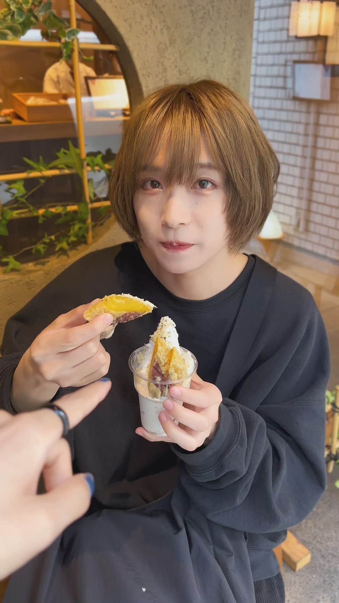 富園力也のインスタグラム：「お芋のアイスほくほくで冷たくて美味しすぎた！！！ Tempura Motoyoshi いも 代官山駅 #犬系男子 #富園力也」
