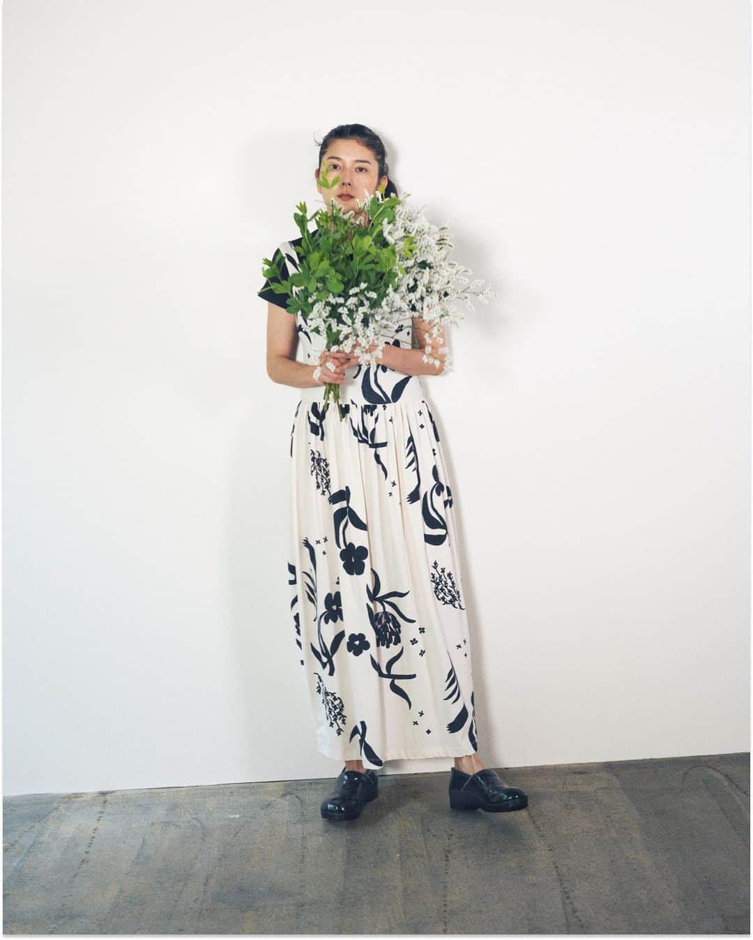 Marimekko Japanさんのインスタグラム写真 - (Marimekko JapanInstagram)「秋の新作としてフラワーモチーフのプリントが多数登場する中、菊池亜希子さん @kikuchiakiko_official がスタイリングしてくださったのはHerbaario（ハーバリウム）柄のドレス。モノトーンのプリントで着回しや重ね着がしやすいアイテムです。  #marimekko #marimekkofw23 #マリメッコ #マリメッコ愛 #北欧デザイン #フィンランド」7月22日 19時43分 - marimekkojapan