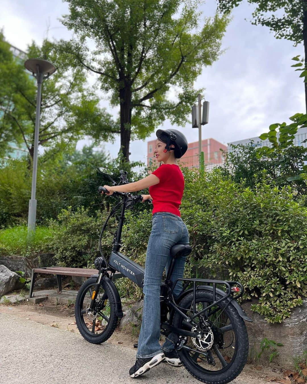 イ・シアのインスタグラム：「즐거운 주말 되시고 계신가요? 저는 자전거 타고 슝슝~~ #전기자전거#요즘취미#볼트몬스터#VT700MB20P#광고」