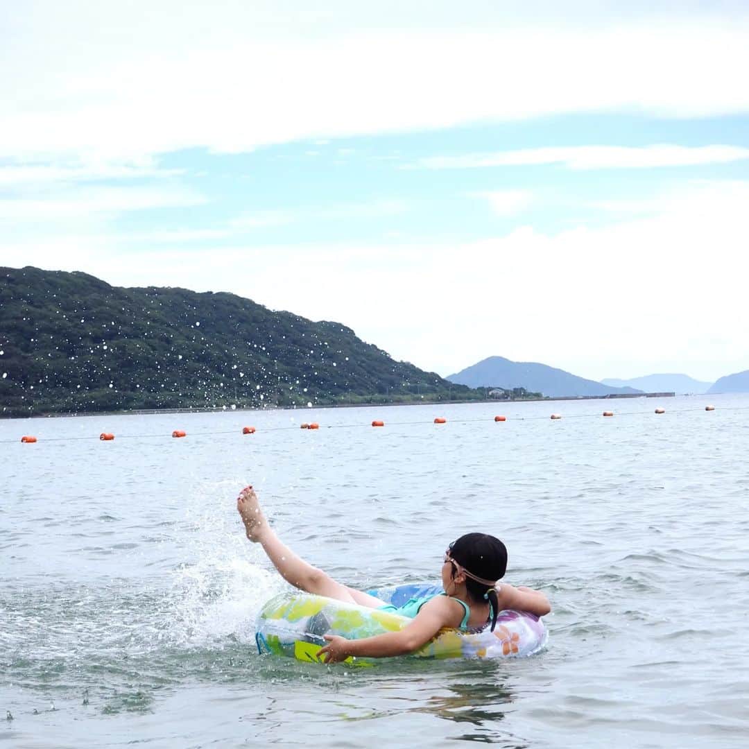 Kuboi Ayumiさんのインスタグラム写真 - (Kuboi AyumiInstagram)「夏休みだ！！！ ということで、早速、家族で海水浴へ。  選んだのは、透明度は佐賀県でもトップクラスの海！ 目の前には、日本の綺麗な海100選にも選ばれた「北浜海水浴場」が広がります。  「海の家　あいりー」を予約して、朝から夕方までめいっぱい遊んできました。 フォトスポットになるような木やブランコもあって、娘たちは喜んでいました。 浮き輪も借りられますし、SUPやシーカヤックにも初挑戦してきました。  疲れたら、かき氷やサザエやアワビのBBQなども楽しめますよ。 ばあばが用意してくれたうにも新鮮でおいしすぎて、みんな笑顔に。  最初は３時間くらい遊べればいいかなと思っていたのに、結局６時間くらい海に。 ちょっと遊びすぎて、日焼けしすぎちゃったけど、いい想い出になりました。  ■海の家 あいりー (@irie_umino_ie)  佐賀県唐津市湊町5-12 080-4405-1507 海の家シーズン　毎日営業  ■水着　SHEIN(@shein_japan @sheinofficial)  クーポン 237swim ※0-5999円で15%オフ, 6000円以上のご購入で20％オフ ※有効期限：2023/08/31  ○+●+○+●+○+●+○+●+○+●+○+●+○+●  @himekagami　←　check♡  おうちごはん が楽しくなるお取り寄せグルメ や簡単＆時短ごはん、育児情報など発信中！ 投稿が気に入ったら保存&フォローしていただけるとうれしいです。 いつもありがとうございます(^^)  ○+●+○+●+○+●+○+●+○+●+○+●+○+●  #佐賀 #saga #唐津 #海の家 #海水浴 #水着 #佐賀グルメ #BBQ #海の家あいりー #シーカヤック #カヌー #SUP #佐賀ランチ #佐賀県 #佐賀観光 #佐賀旅行」7月22日 19時55分 - himekagami