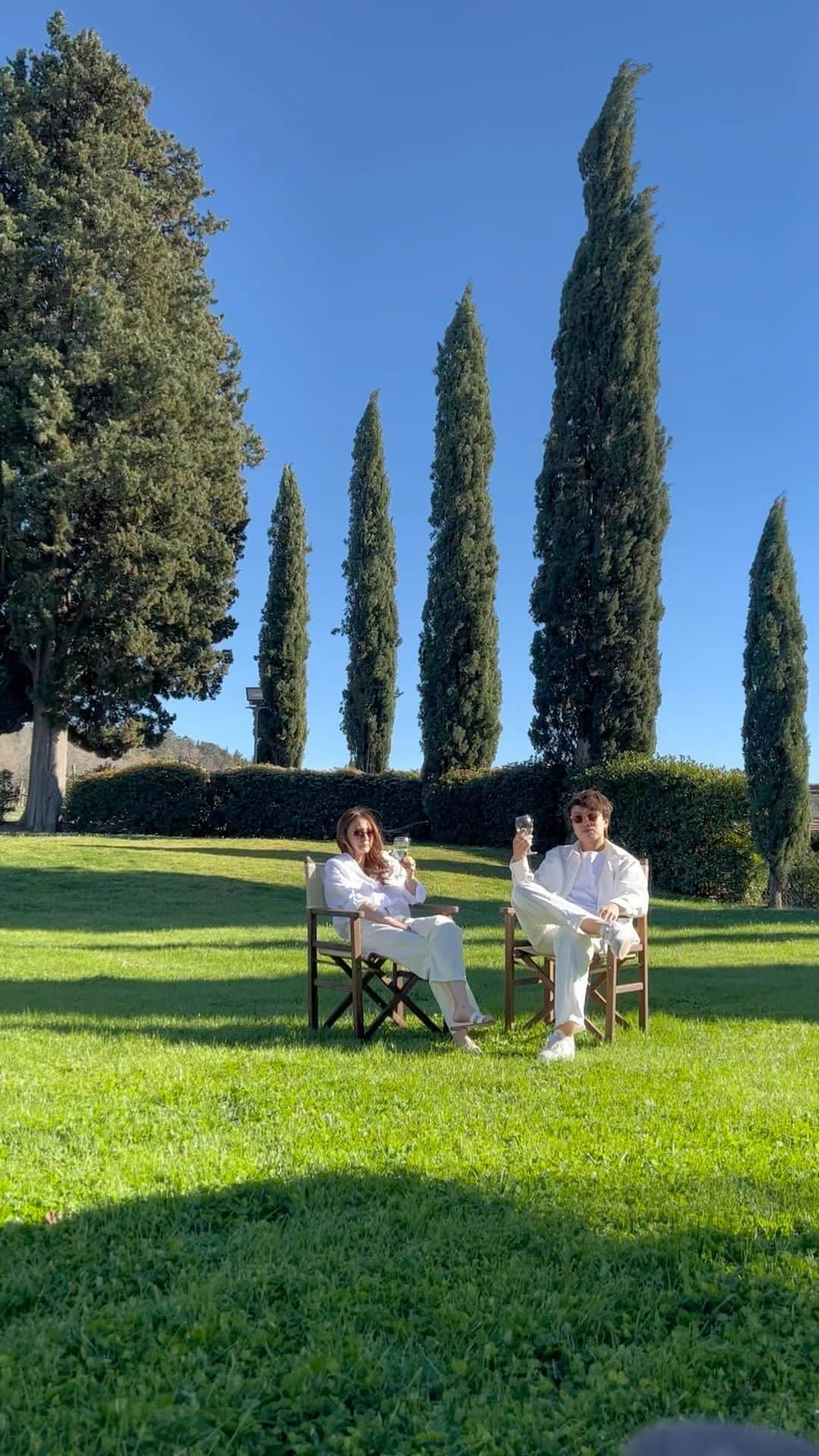 Giann Chanのインスタグラム：「𝐂𝐡𝐚𝐩𝐭𝐞𝐫 𝟑 — 𝐑𝐚𝐧𝐝𝐨𝐦 𝐬𝐩𝐨𝐭 𝐢𝐧 𝐨𝐮𝐫 𝐡𝐨𝐭𝐞𝐥 He put a ring on, and I put my heart into making him happy. 當感受到真正的愛時 你會發現大家都不再是追求自己想要的 而是大家想要的 📸 @ssjesicajeanette  @summerstoryphotography Makeup and Hair @sots_muah  #Tuscany  #july #3monthstogo #prewedding #momentvsphoto」