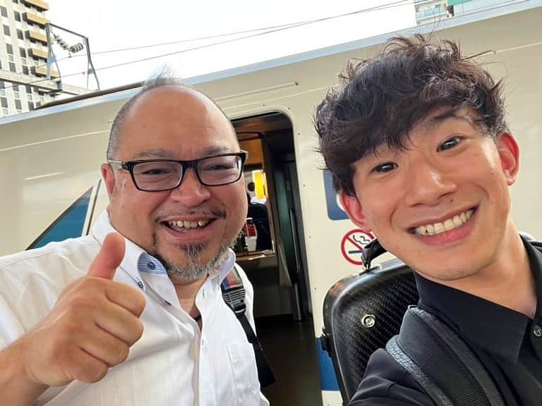 上野耕平さんのインスタグラム写真 - (上野耕平Instagram)「2023.7.22  愛知県豊川市で山中惇史さんとリサイタル！  気合い十分、濃厚プログラム。 皆様いかがでしたか？  サイン会も大盛況！ Newアルバムの予約も！  豊川市の素敵な薔薇をこんなに沢山いただきました！ ずっしり。ありがとうございます！  なんと帰りの豊橋駅で林田和之さんとばったり！ なんだかよくばったり会う気がします笑  #山中惇史 #愛知県豊田市 #豊川市 #サクソフォン #サックス #林田和之 #上野耕平」7月22日 19時50分 - koheiueno_sax