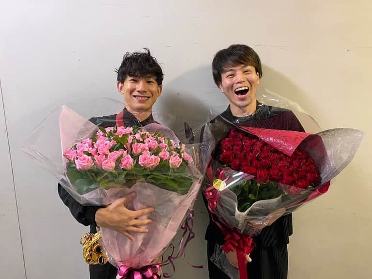 上野耕平のインスタグラム：「2023.7.22  愛知県豊川市で山中惇史さんとリサイタル！  気合い十分、濃厚プログラム。 皆様いかがでしたか？  サイン会も大盛況！ Newアルバムの予約も！  豊川市の素敵な薔薇をこんなに沢山いただきました！ ずっしり。ありがとうございます！  なんと帰りの豊橋駅で林田和之さんとばったり！ なんだかよくばったり会う気がします笑  #山中惇史 #愛知県豊田市 #豊川市 #サクソフォン #サックス #林田和之 #上野耕平」