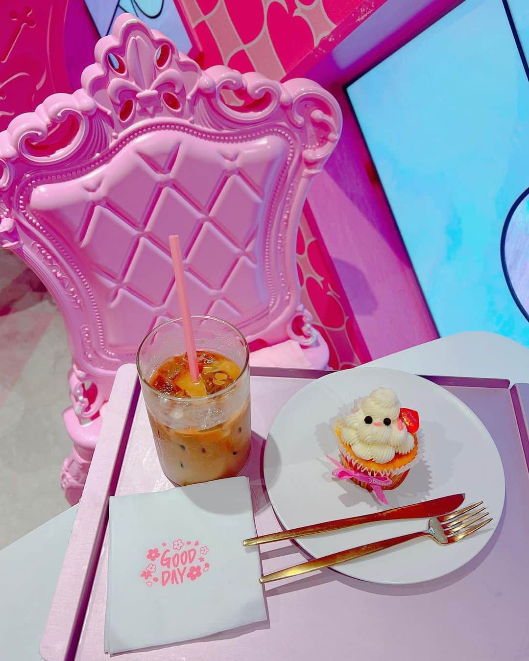 あいにゃんさんのインスタグラム写真 - (あいにゃんInstagram)「韓国行ったらずっと行きたかったカフェ @royalmeltingclub 🩷🩷🩷  ︎︎ ︎︎︎ ︎︎︎ ︎ 全面ピンクでバービーの世界に入ったような気分になれるよ‪՞⸝⸝> ̫ <⸝⸝՞‬  可愛すぎるわんちゃんのカップケーキを食べたよ🐶🧁💕  ︎︎ ︎︎︎ ︎︎︎ ︎ 店内ほんとに可愛すぎてやばかった‪〜✨✨✨ 韓国てこゆカフェあるからたまらないっ(⑉• •⑉)❤︎ * * #韓国カフェ #韓国旅行 #梨泰院カフェ #梨泰院 #ピンクカフェ #royalmeltingclub #pinkpinkpink #Barbie #koreacafe #バービー #バービーカフェ #バービー人形 #韓国女子旅 #インスタ映えカフェ #インスタ映えスイーツ #カフェ巡り #コンカフェ #コンカフェ嬢 #アイドル#kawaii #instagood #instalike #loveislove #selfie #카페#카페투어#카페추천#카페스타그램#카페그램 #로얄멜팅클럽」7月22日 19時50分 - ainyan0310