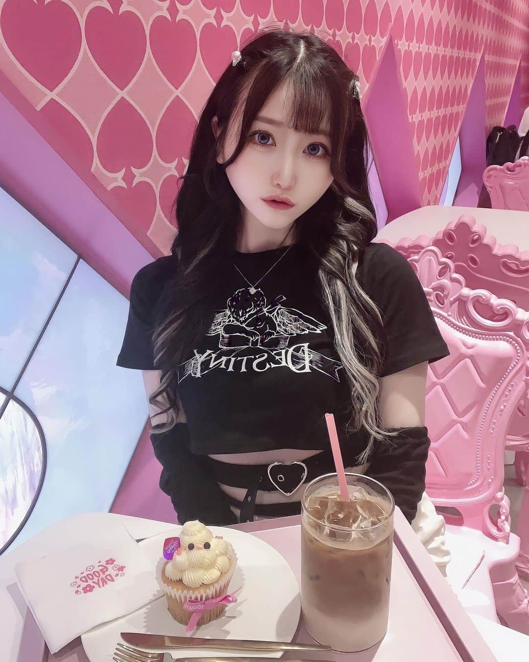 あいにゃんさんのインスタグラム写真 - (あいにゃんInstagram)「韓国行ったらずっと行きたかったカフェ @royalmeltingclub 🩷🩷🩷  ︎︎ ︎︎︎ ︎︎︎ ︎ 全面ピンクでバービーの世界に入ったような気分になれるよ‪՞⸝⸝> ̫ <⸝⸝՞‬  可愛すぎるわんちゃんのカップケーキを食べたよ🐶🧁💕  ︎︎ ︎︎︎ ︎︎︎ ︎ 店内ほんとに可愛すぎてやばかった‪〜✨✨✨ 韓国てこゆカフェあるからたまらないっ(⑉• •⑉)❤︎ * * #韓国カフェ #韓国旅行 #梨泰院カフェ #梨泰院 #ピンクカフェ #royalmeltingclub #pinkpinkpink #Barbie #koreacafe #バービー #バービーカフェ #バービー人形 #韓国女子旅 #インスタ映えカフェ #インスタ映えスイーツ #カフェ巡り #コンカフェ #コンカフェ嬢 #アイドル#kawaii #instagood #instalike #loveislove #selfie #카페#카페투어#카페추천#카페스타그램#카페그램 #로얄멜팅클럽」7月22日 19時50分 - ainyan0310