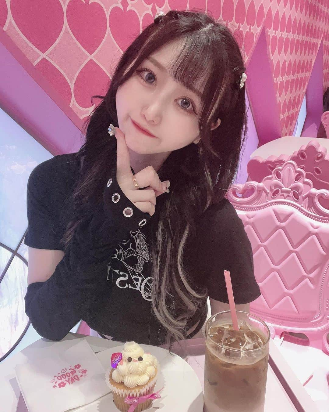 あいにゃんさんのインスタグラム写真 - (あいにゃんInstagram)「韓国行ったらずっと行きたかったカフェ @royalmeltingclub 🩷🩷🩷  ︎︎ ︎︎︎ ︎︎︎ ︎ 全面ピンクでバービーの世界に入ったような気分になれるよ‪՞⸝⸝> ̫ <⸝⸝՞‬  可愛すぎるわんちゃんのカップケーキを食べたよ🐶🧁💕  ︎︎ ︎︎︎ ︎︎︎ ︎ 店内ほんとに可愛すぎてやばかった‪〜✨✨✨ 韓国てこゆカフェあるからたまらないっ(⑉• •⑉)❤︎ * * #韓国カフェ #韓国旅行 #梨泰院カフェ #梨泰院 #ピンクカフェ #royalmeltingclub #pinkpinkpink #Barbie #koreacafe #バービー #バービーカフェ #バービー人形 #韓国女子旅 #インスタ映えカフェ #インスタ映えスイーツ #カフェ巡り #コンカフェ #コンカフェ嬢 #アイドル#kawaii #instagood #instalike #loveislove #selfie #카페#카페투어#카페추천#카페스타그램#카페그램 #로얄멜팅클럽」7月22日 19時50分 - ainyan0310