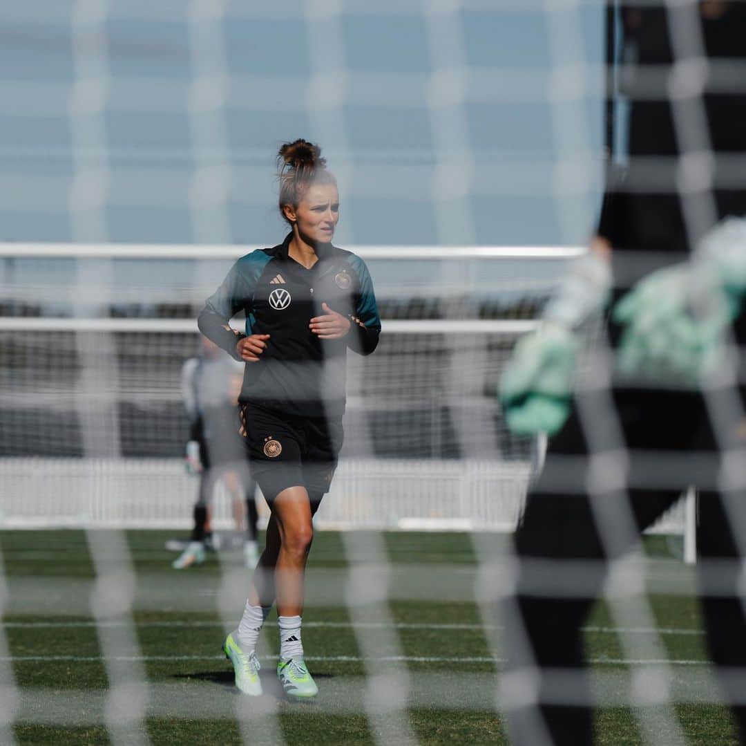 Lina Magullのインスタグラム：「⏳🇩🇪 🙂  📸 @sofiekevanbilsen」