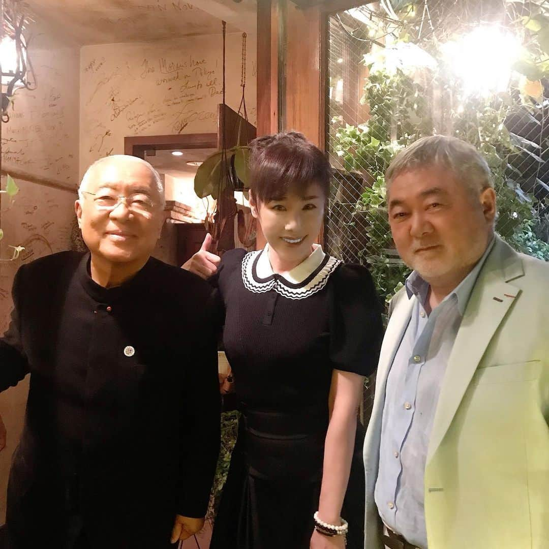 未唯mieさんのインスタグラム写真 - (未唯mieInstagram)「素敵な紳士お二人とお食事🎊  広尾のラ・ビスボッチャ（LA BISBOCCIA） 〜山藤  三國清三シェフと服部幸應校長と、美味しいイタリアンを頂きました😊💗  アジア諸国中で、無添加や有機野菜のあり方が日本の成績が低いと伺いました💧  食育を推進したい者にとって、寂しい状況です。 頑張れ日本❣️  楽しく美味しくお勉強になる、素敵なひと時を過ごしました(*^^*)💖  #服部幸應 #三國清三　#三國シェフ #ラビスボッチャ #labisboccia  #食育 #未唯mie  #未唯 #ミイ　#みい　　#ミー」7月22日 19時52分 - mie_doux