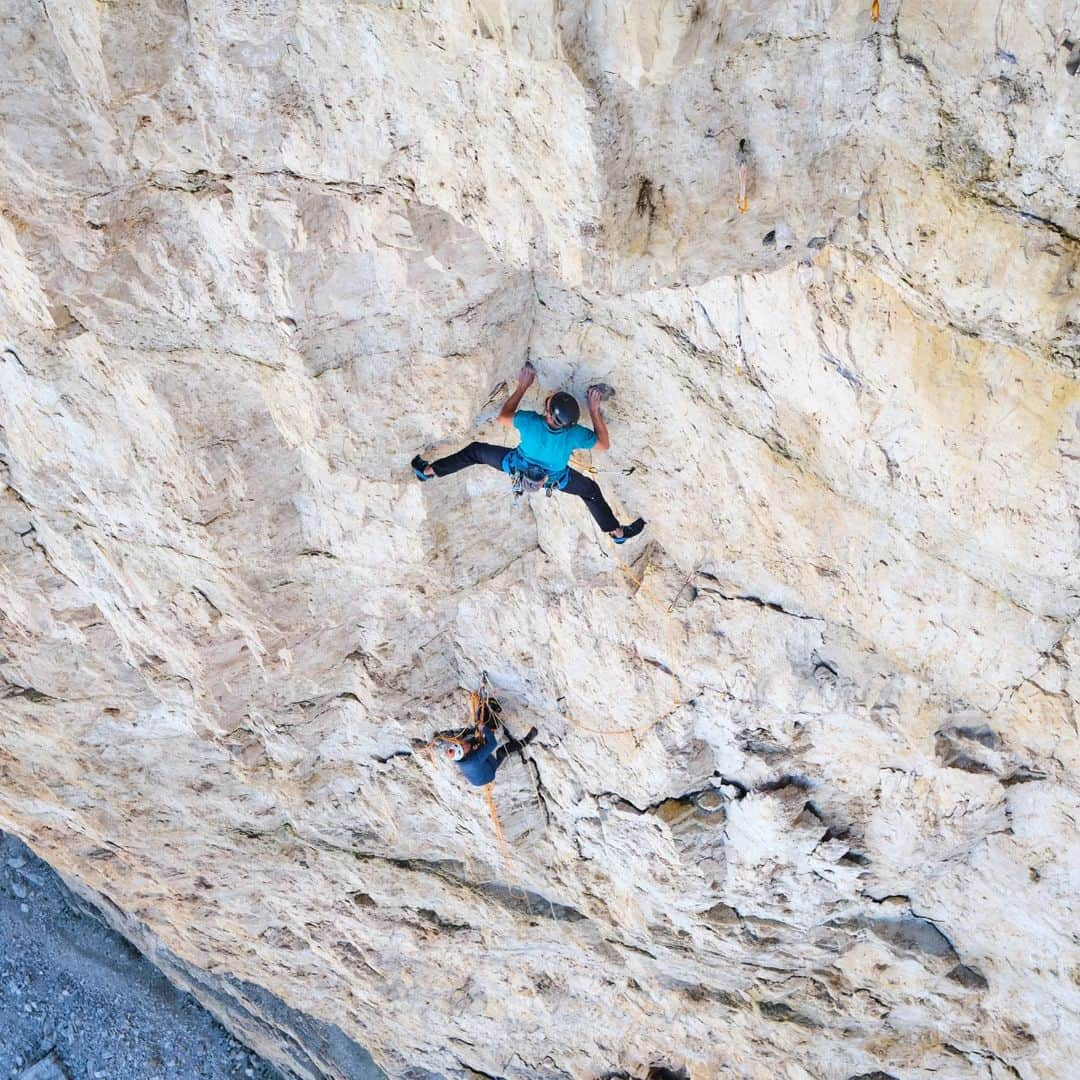 イェルネイ・クルーダーさんのインスタグラム写真 - (イェルネイ・クルーダーInstagram)「💫 Spanish route, 8b+ 550m  Another successful weekend behind me. I returned to Tre Cime with @f.sattelberger to work on a Spanish route in Cima grande. First, I wanted to try Project fear and take some photos from the roof, but honestly, I was too dragged into this one that I wanted to try at the end of the month anyway.  Chossy rock and bad protection made it harder to get to the crux pitch than I thought. Surprisingly, I sent the hardest one on my second go, but due to my failure in "7a+" pitch, I decided to go down. We returned the next day, and starting pitches didn't feel any better than a day before. I also slipped again on the crux pitch. The second go was a success, but the chossy and bad protected upper part of the route didn't mean the finish of the climb. I had to fight hard, not to fall anymore. After 13 hours of climbing, we were standing on  the top of it, with big smiles on our faces 😁😁😁. Photos taken by one and only @luka.tambaca 💥 __________________ @ocun.climbing @scarpaspa」7月22日 19時53分 - kruderjernej