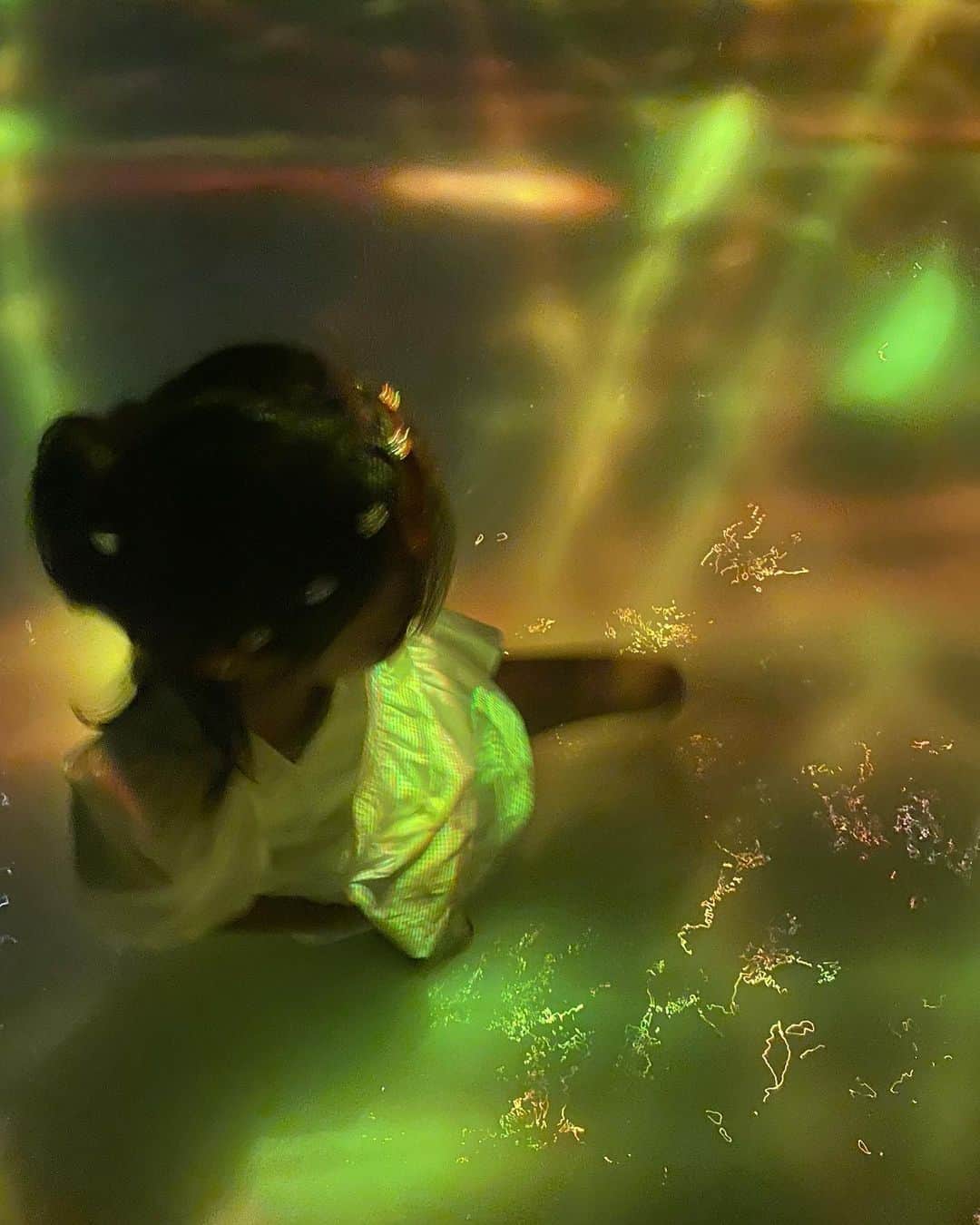 詩音さんのインスタグラム写真 - (詩音Instagram)「teamLab⭐️Planets  WATER side🪼🐠💦  豊洲にあるチームラボプラネッツ「水に入るミュージアムと花と一体化する庭園」に娘と行ってきたよー！！親子で楽しめて最高！！  こちらは二つあるエリアの内の一つでウォーターサイドの様子🩵💙  煌びやかで彩り豊かな美しさの巨大な作品空間に、裸足になって水の中に入り、自らを没入する事が出来る体験は、時間も忘れちゃうほどでめちゃくちゃオススメだよ😉👍🏻  この夏の暑さから解放されて、チームラボプラネッツの非日常的空間で涼しげな時間を過ごしてみてはいかかですか？？🩵💙  PR @teamlab.planets #チームラボ #デートスポット #東京観光 #東京旅行 #teamlab #teamlabplanets #チームラボプラネッツ #豊洲」7月22日 19時53分 - shion_baysidediva