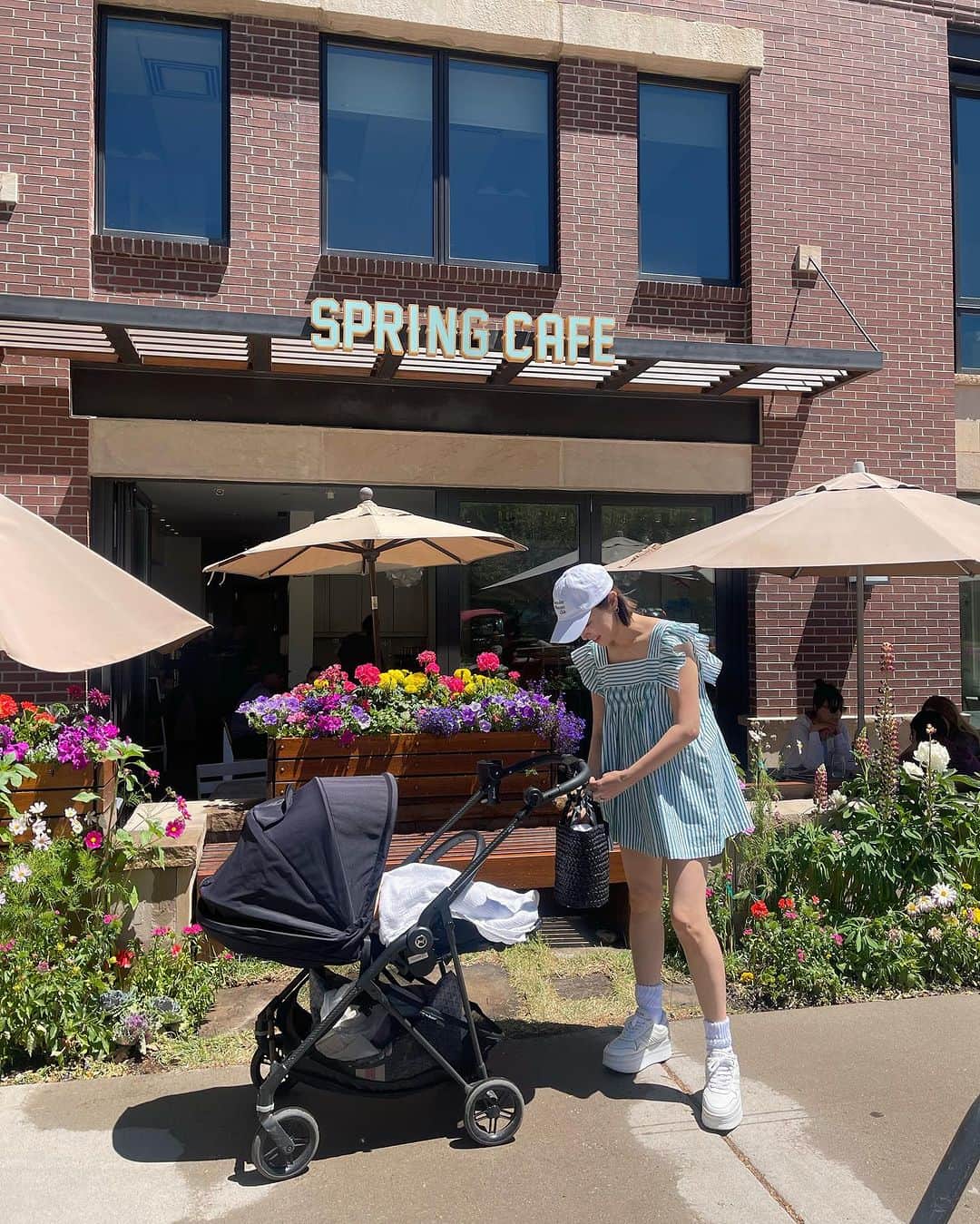翁安芸のインスタグラム：「@springcafeaspen 🌿🥑🥝🍋  アスペンでも褒められるグリーンストライプのショートパンツのセットアップは、葉子さんのコラボ💚  Setups #pasandbynequittezpas #ヌキテパ Bag #helenkaminski #ヘレンカミンスキー  Cap #sea Socks #thehighlights  Sneakers #celine #セリーヌ  #aspen #springcafe #akiweng #アスペン #summerinaspen #cybex」