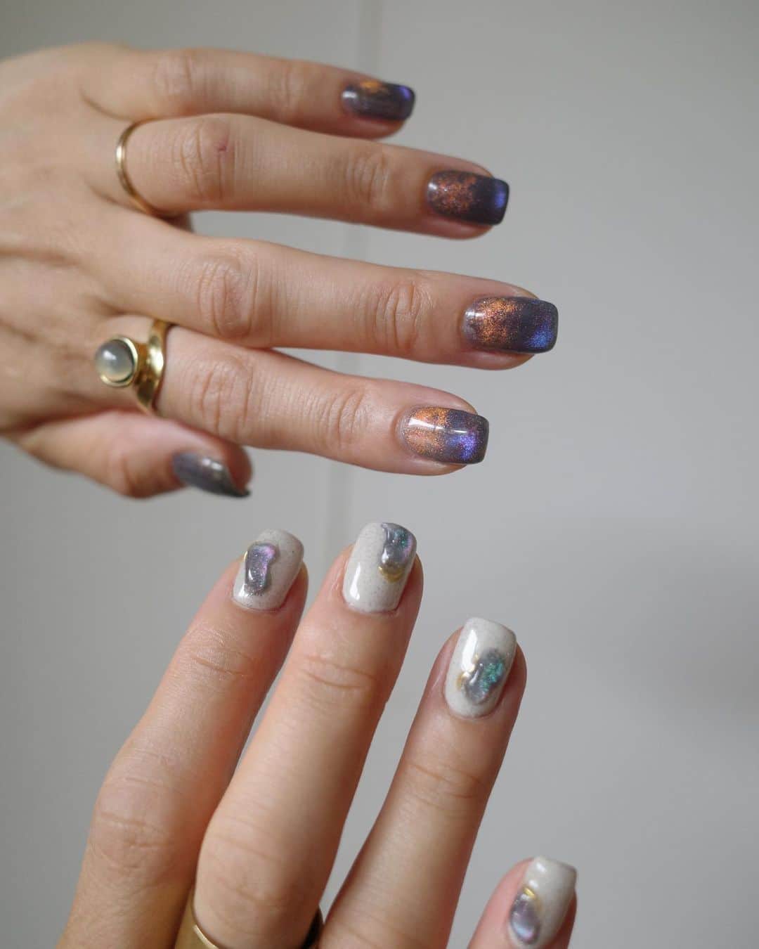 野村仁美のインスタグラム：「NEW NAIL💅 めちゃくちゃ久しぶりのマイさん✨@maishimizu_kk (育休でお休みされてました😌)  オフ込みで2時間、時間ない中ほぼお任せでささーっとかつ丁寧にやってくれて大満足。 マグネットネイル、今回はパープル系ブルー×オレンジ。 いつの日かの夕暮れ空の様でとても気に入ってます。  右手はマイさんにお任せ💎 マイさんは本当センスが信頼できるのでお任せで絶対可愛くしてくれる感じ思い出しました🥹 たくさんお話できて嬉しかった〜！  1枚目は娘がGRで撮ってくれました。全部ピンボケしてたけど、奇跡の一枚。」