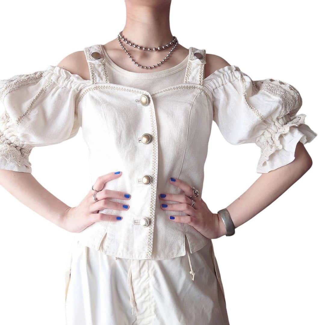 吉祥寺 古着屋 Orfeoのインスタグラム：「. ● 80sDirndl Tyrolean blouse  . . お問い合わせはインスタグラムのプロフィール掲載のメールアドレスにお願いいたします。コメント、DMでのお問い合わせは受け付けておりませんのでご了承ください。 店頭に出ていないONLINE SHOPの商品もご購入頂けます . . . お問い合わせはこちらから↓ orfeokichijoji@yahoo.co.jp  #orfeo #kichijoji #tokyo #vintage #used #fashion #coordinate #outfit #オルフェオ #吉祥寺 #東京 #古着 #古着屋 #ヴィンテージ #レディース古着 #吉祥寺古着屋 #コーディネート . . . お問い合わせはインスタグラムのプロフィール掲載のメールアドレスにお願いいたします。コメント、DMでのお問い合わせは受け付けておりませんのでご了承ください。 店頭に出ていないONLINE SHOPの商品もご購入頂けます。気になる商品がございましたら店頭スタッフにお気軽にお声掛けください。」