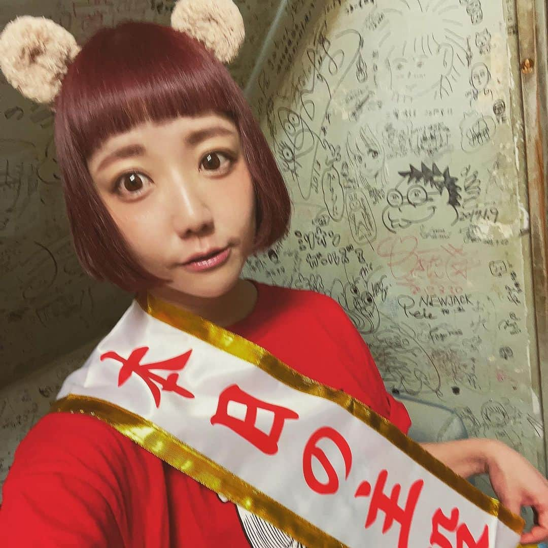 小鳥遊しほさんのインスタグラム写真 - (小鳥遊しほInstagram)「改めましてお誕生日会ありがとうございました！！🎁🫶  いやはや〜楽しかったですね〜！！！！❤️  満員の会場で全員グラスを掲げてのカンパーイ！コールは最高でした🥹  開始30分以内にコラボメニューもシャンパンも売り切れる皆様の大盤振る舞い度😂😂😂 まりちゅうファンにも大いにお世話になりました🙄🙄🙄笑  謎解きゲームにビンゴに抽選会にとコンテンツ盛りだくさんで挑んだおかげで和気あいあい度100点満点でした🎂  MCぽんぽこの双子の兄登場もおもろかったw  3人+うーそばのイラストくれた方もいたり😭❤️  あのですね 気が早いですが宣言しておきます  ／ 来年も同じ場所同じ演者でやりたいと思ってます！！！ ＼  笑  会が終わってロフトの店長さんから「来年の予約取りますか？」と言われて笑った😂  笑ったけどよく考えたらそれで良いのでは？と思ったのです  来年もココで集まろうね、とお客さんにも言っておけばよかったかなと  てことでココで言っておきます👶  今年来れた方も来れなかった方も 来年もよろしくお願いします！！！！🥳🫶笑  35歳も楽しんで生き抜きます🫶  🎂🎊🎀  #お誕生日会 #長澤茉里奈 #まりちゅう #大狸ぽんぽこ #阿佐ヶ谷ロフトa #35歳」7月8日 12時35分 - shihotakanashi