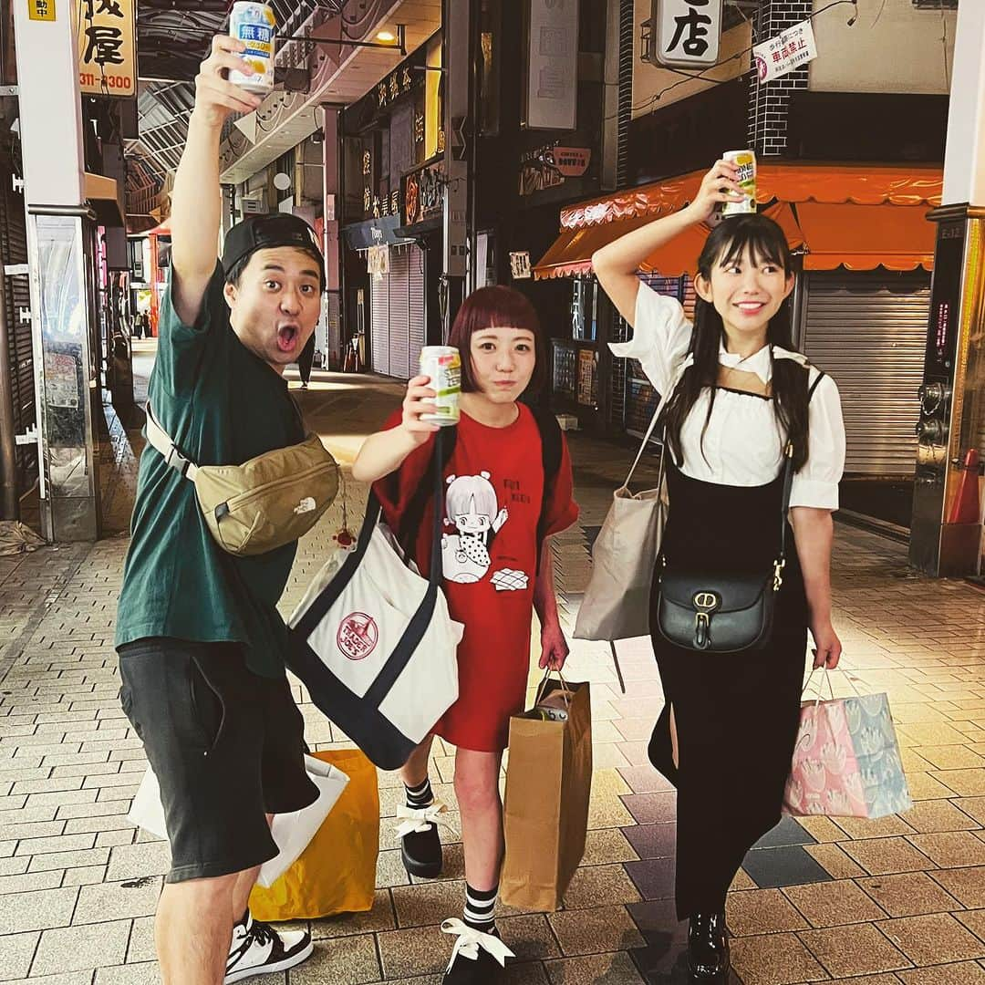 小鳥遊しほさんのインスタグラム写真 - (小鳥遊しほInstagram)「改めましてお誕生日会ありがとうございました！！🎁🫶  いやはや〜楽しかったですね〜！！！！❤️  満員の会場で全員グラスを掲げてのカンパーイ！コールは最高でした🥹  開始30分以内にコラボメニューもシャンパンも売り切れる皆様の大盤振る舞い度😂😂😂 まりちゅうファンにも大いにお世話になりました🙄🙄🙄笑  謎解きゲームにビンゴに抽選会にとコンテンツ盛りだくさんで挑んだおかげで和気あいあい度100点満点でした🎂  MCぽんぽこの双子の兄登場もおもろかったw  3人+うーそばのイラストくれた方もいたり😭❤️  あのですね 気が早いですが宣言しておきます  ／ 来年も同じ場所同じ演者でやりたいと思ってます！！！ ＼  笑  会が終わってロフトの店長さんから「来年の予約取りますか？」と言われて笑った😂  笑ったけどよく考えたらそれで良いのでは？と思ったのです  来年もココで集まろうね、とお客さんにも言っておけばよかったかなと  てことでココで言っておきます👶  今年来れた方も来れなかった方も 来年もよろしくお願いします！！！！🥳🫶笑  35歳も楽しんで生き抜きます🫶  🎂🎊🎀  #お誕生日会 #長澤茉里奈 #まりちゅう #大狸ぽんぽこ #阿佐ヶ谷ロフトa #35歳」7月8日 12時35分 - shihotakanashi