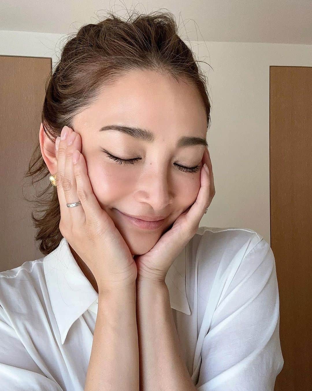 のインスタグラム：「子供の事ばかりではなく たまには大人のお話😚  私が1年前くらいからハマっている @ens.jpn ⬅️  知らない方も多いと思うんですが  THE EDINBURGH NATURAL SKINCARE CO.  エディンバラナチュラルスキンケア  ハリーポッターの街としても知られているスコットランドの大自然から生まれた100%ナチュラルのスキンケア  「肌にも地球にも優しい」100%ナチュラルスキンケア　イギリスの北部スコットランドの大自然のなかひとつひとつ丁寧にハンドメイドされています✨  朝のブースターから メイク後のハイライター 夜の保湿に使っている フェイスセラム✨  ローズゼラニウム、ジャスミン、ローズ、ベイローレルの香りが好きで すごくハマってます✨  値段もお手頃なので ほんとオススメです✨ 肌がピッカピカになりますよ✨ 朝起きた時とか驚きます✨  それと、 私の眉毛綺麗だと思いませんか？w 初めてアートメイクをしたんです✨ ザ！アートメイクです！ってなりたくなかったので @takimai_art さんに していただいてよかったー❤️ と思うほどナチュラルに 仕上げていただきました❤️  そして、お肌は @tokyo_hills_clinic で ピーリングとビタミン導入をして 今回はピコスポットをしました✨ ここは長年私がお肌でお世話に なっている信頼できるクリニック✨  母でありながらも 綺麗でいたいので まずは基本のお肌のケア そして、子供と触れ合う中で 自分にあった オーガニックなものや 私がリラックスできるものを 選ぶようにしています☺️  エディンバラのボトルは とても可愛いし、子供用もあるので 揃えています🥰🥰 家族みんなで使っています✨  オーガニックのパフュームオイルも ほんっと癒しの香りで お気に入りなんです❤️❤️  皆様にシェアしたい🥹🥹」
