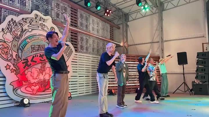 のインスタグラム：「居酒屋EXILE  いよいよオープン‼️  タカヒデ、ヤマショウ、リキヤ、カミケン、ユウタと 初日、遊びに行ったよ😆✌️  やっと 皆さんと過ごせる夏がやってきてとてもうれしいです✨  今年は 最高の思い出を作りましょう☀️✨  #居酒屋EXILE  #元気なスタッフの #無茶振りDJ 😂  #百戦錬磨の僕らは #いつ何時も対応致します🕺🏻笑 #てりられぇ〜い♬  #ハダシでチューチュー #宴会芸😂  #居酒屋EXILEならではです🫰笑」