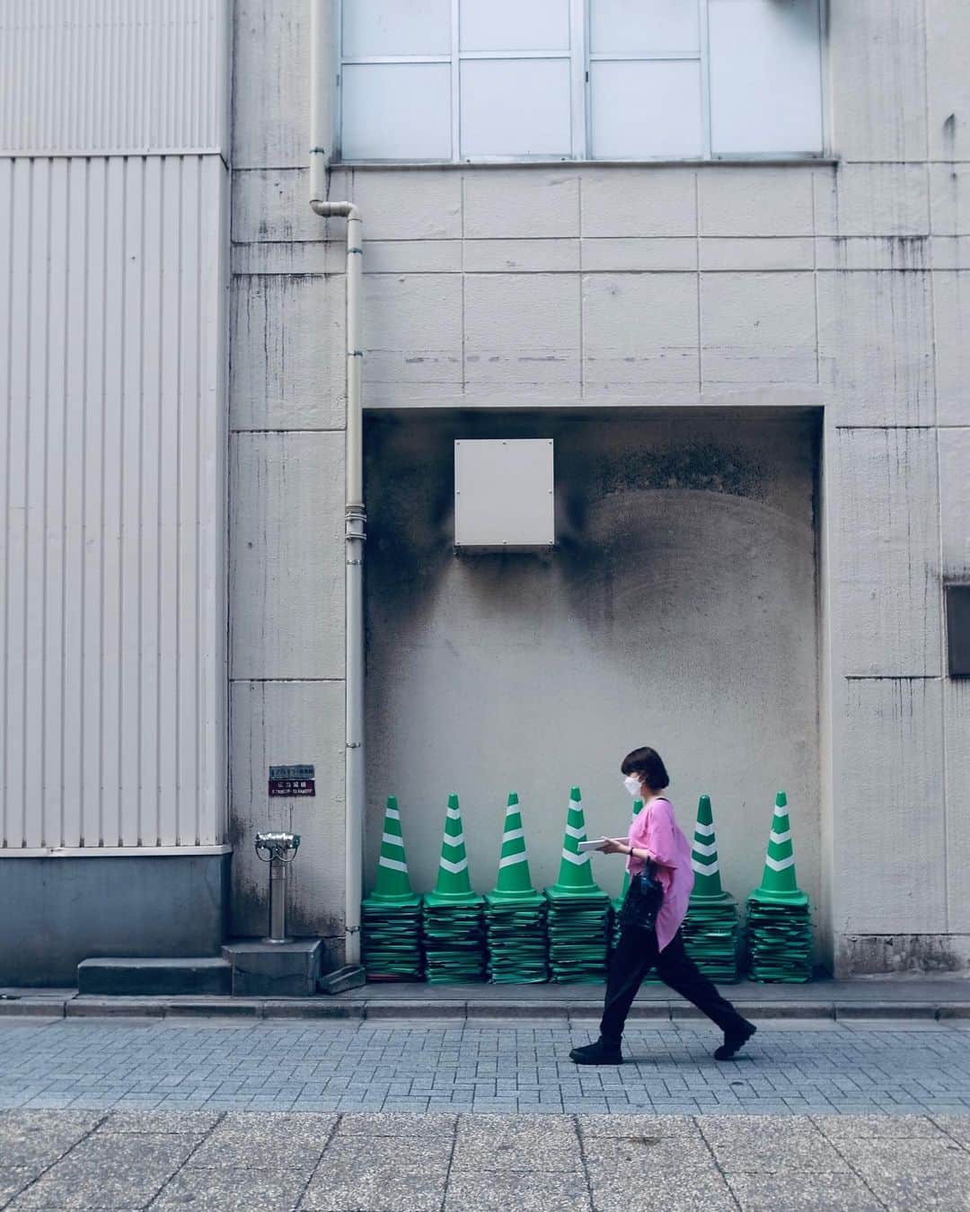 Halのインスタグラム：「* * Left or Right? * * #grsnaps #gr_meet_japan #grdigital4 #ricohgr #igersjp #jp_gallery_member  #sharaku_photostudio  #team_jp_ #ricoh_gr_women #shootgr #frametokyocollective  #thephotosector #voidtokyo  #streetphotography #streetsnap #moments_in_streetlife #igworldclub_street #scene_description #street_incity #shootgr #i_c_part #streetphotographers #streetartjaponism #urbanstreetphotogallery #lovers_amazing_group #stridebypoetry #strideby_shooters」
