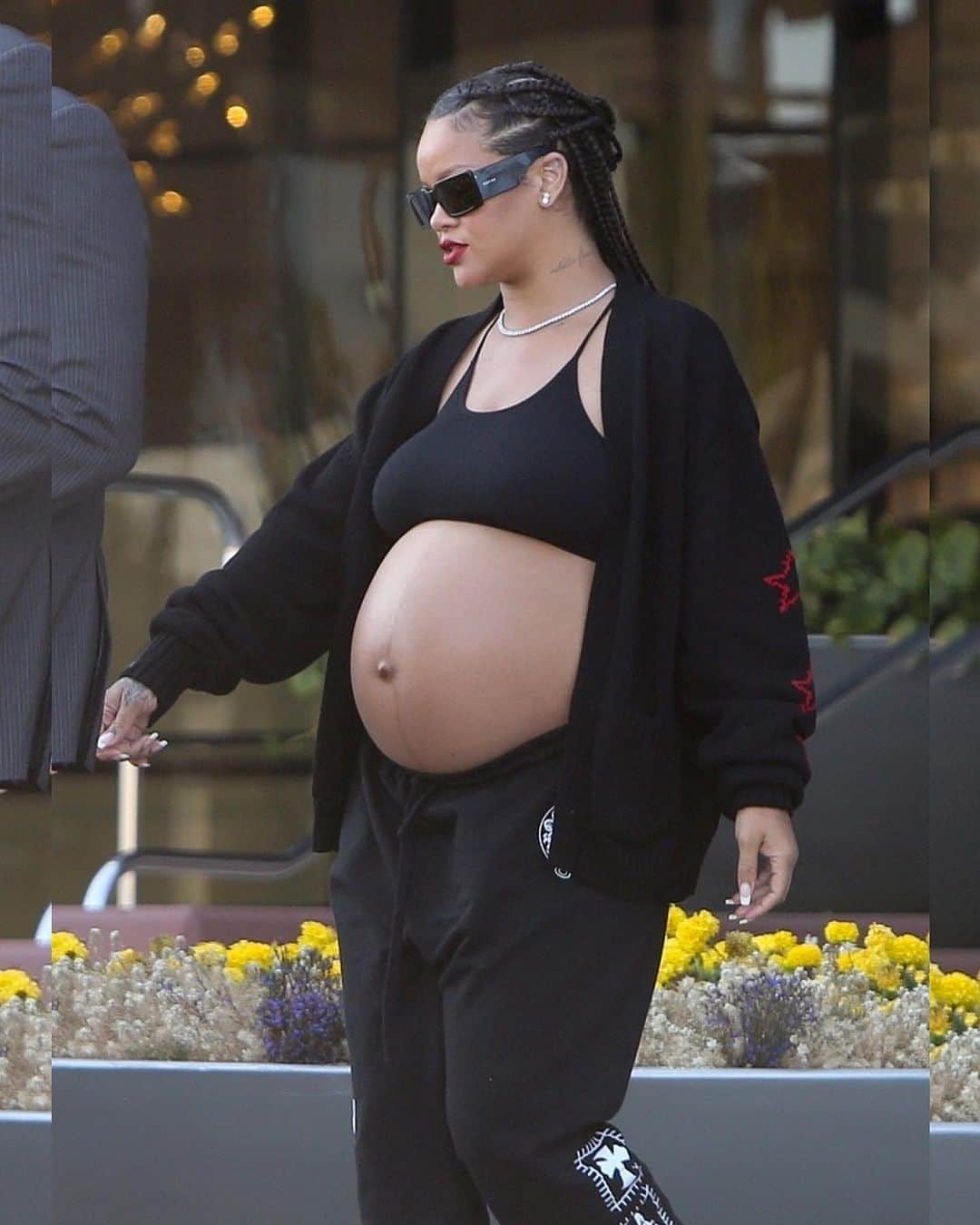 Just Jaredさんのインスタグラム写真 - (Just JaredInstagram)「Rihanna proudly puts her baby bump on display as she leaves a business meeting in Los Angeles ahead of the weekend #Rihanna Photos: Backgrid」7月8日 11時21分 - justjared