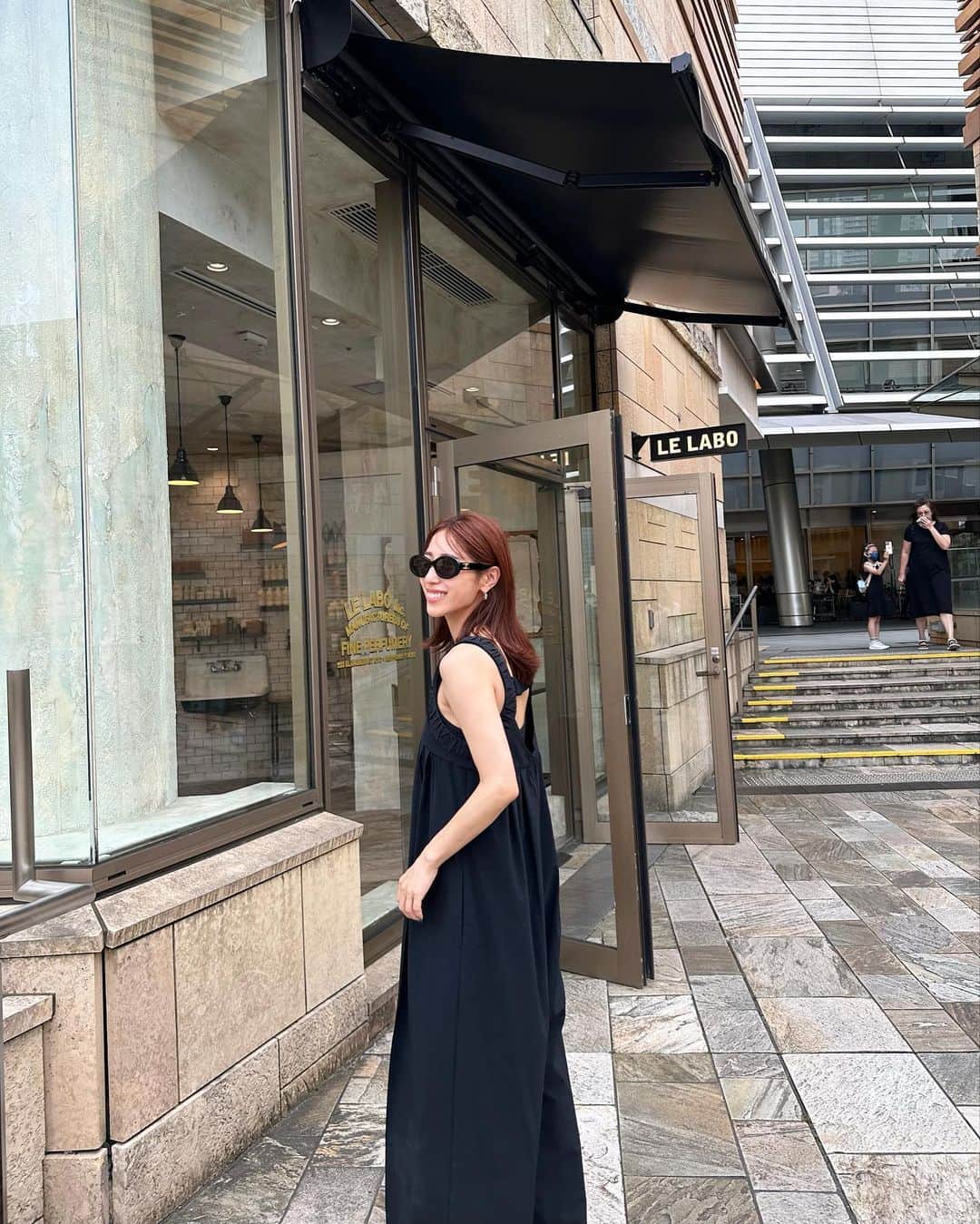 山田千尋のインスタグラム：「. ふらっと立ち寄った時に見つけて背中のデザインが 可愛くて買ったサロペット💙  salopette#miesrohe  sunglasses#celine」