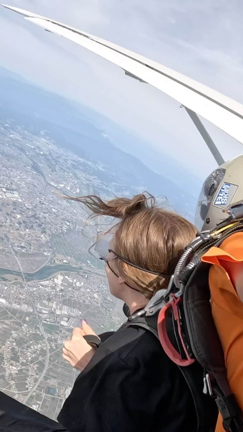 Lisaのインスタグラム：「The first skydiving 🪂 from 3800m  初めてのスカイダイビングした！ 誕生日プレゼントだったので、スカイダイビングすると最後まで知らなくて、ジャンプの直前に知りました😆 最初に緊張が少しあったけど、でもずっとやりたかったから、とても嬉しかった！ 飛行機から飛び出した瞬間に緊張が消えて、アドレナリンと楽しさしか残ってなかった🙌 飛ぶ時の気持ちを言葉で伝えないほど凄い！  この体験を一生忘れない😌また是非やりたいね！  動画のフルバージョンはYouTubeで見れます！  It was my birthday present, so I didn’t know until the very end that we were going to skydive😆 I was a little nervous, but at the same time very happy as I always wanted to do it! The moment I jumped out of the plane, I felt relieved and all that was left was adrenaline and fun🙌 It is difficult to describe these amazing sensations that you experience throughout the jump!  I will never forget this day and definitely want to repeat it😌  #skydiving #freefall #スカイダイビング #体験」