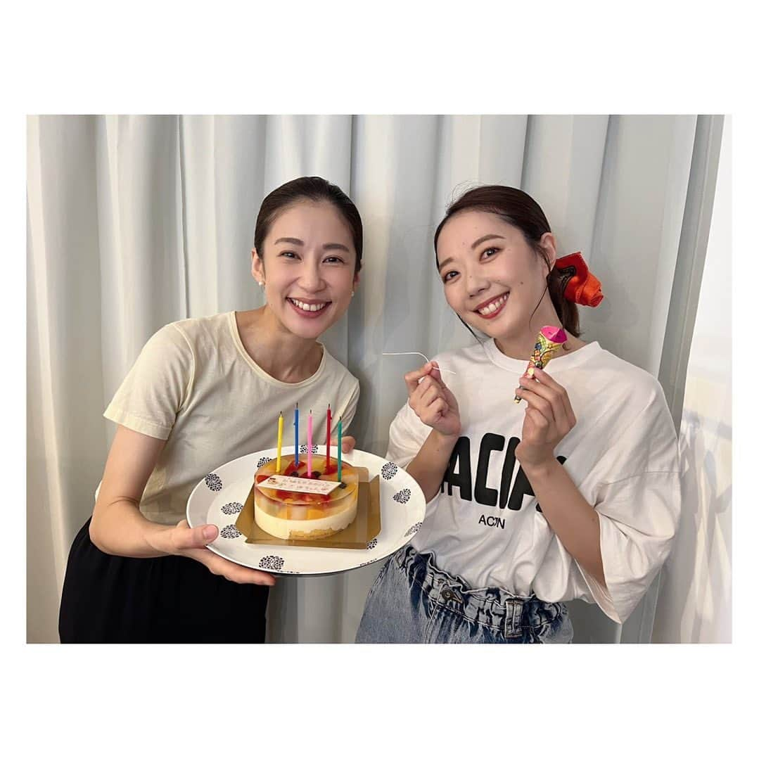 大月さゆさんのインスタグラム写真 - (大月さゆInstagram)「⁡先日7月3日お誕生日を迎えました！ お祝いメールありがとうございましたっ💛 ⁡ ⁡ 昨日事務所へ行ったら、めぐちゃん＆マネージャー＆スタッフさんがサプライズしてくれました🎂ありがたや〜。 ⁡ ⁡ 宝塚同期の中では一番歳上のメンバーなので、昨年は「40代どう？どう？！」と聞かれ、今年は「41歳どう？」に質問がわずかに変更。 今後も同期の先頭に立って気持ちや体の変化など如実に伝えていきたいと思います。 ⁡」7月8日 11時13分 - sayuotsuki_official