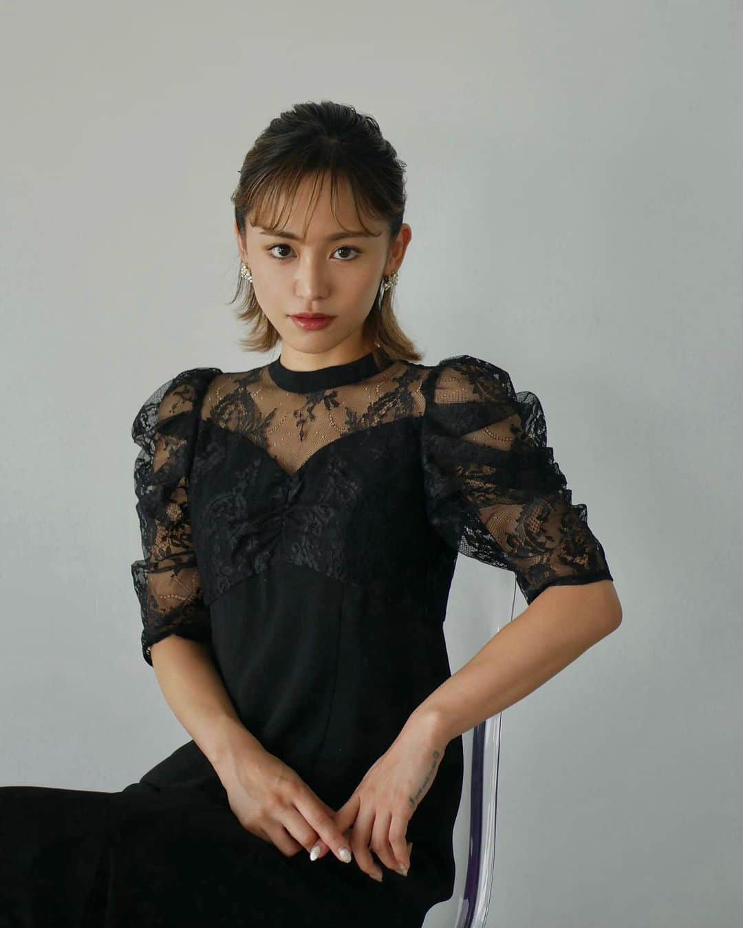 宮本沙恵のインスタグラム：「@riendabeauty のリップが可愛い💄 マットなのに軽いカラーリップに、うるうる艶々になるプランプを重ねて✨ . ドレスは月末に再入荷です！ @myshawty_official  #makeup#lip#rienda#メイク#リップ」