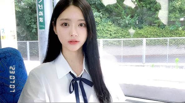のインスタグラム：「다들 좋은 하루~🩵 오늘도 열심히 걸어보자고!!」