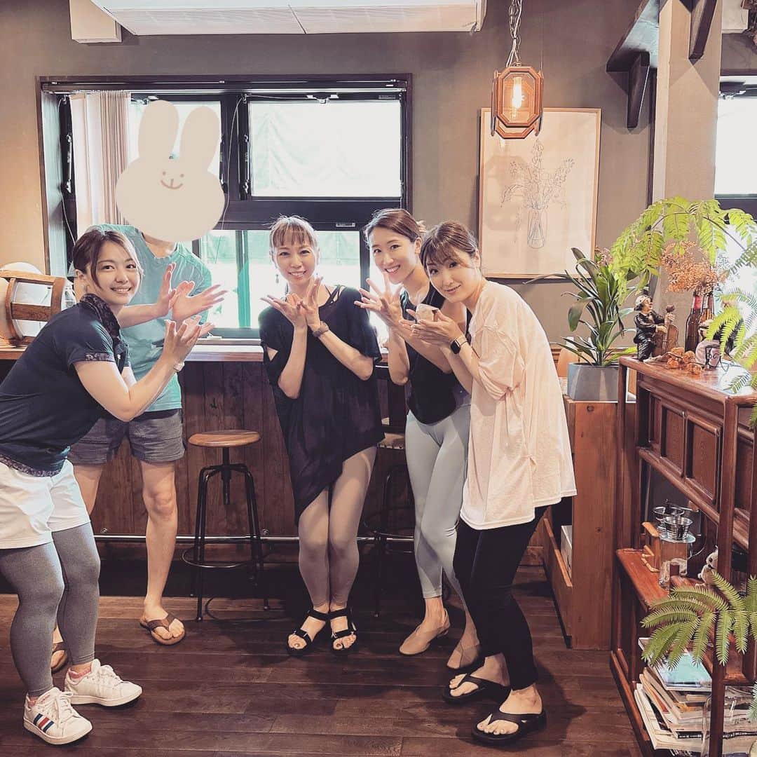 三ツ井裕美のインスタグラム：「Cafe yoga 2回目の開催でした☕️  ご参加いただいたお客様、ありがとうございました🙏✨✨  1週間の溜まった疲れを癒しつつ、良い週末をスタートできるようお手伝いができていたら嬉しいです。  そして、やはりここの空間は心地良いなぁと身体を動かしながら改めて感じました😌  ヨガして、その後お茶してもまだ午前中（笑）  良い週末をお過ごしください🌿  #yoga #reinocoffeestore」