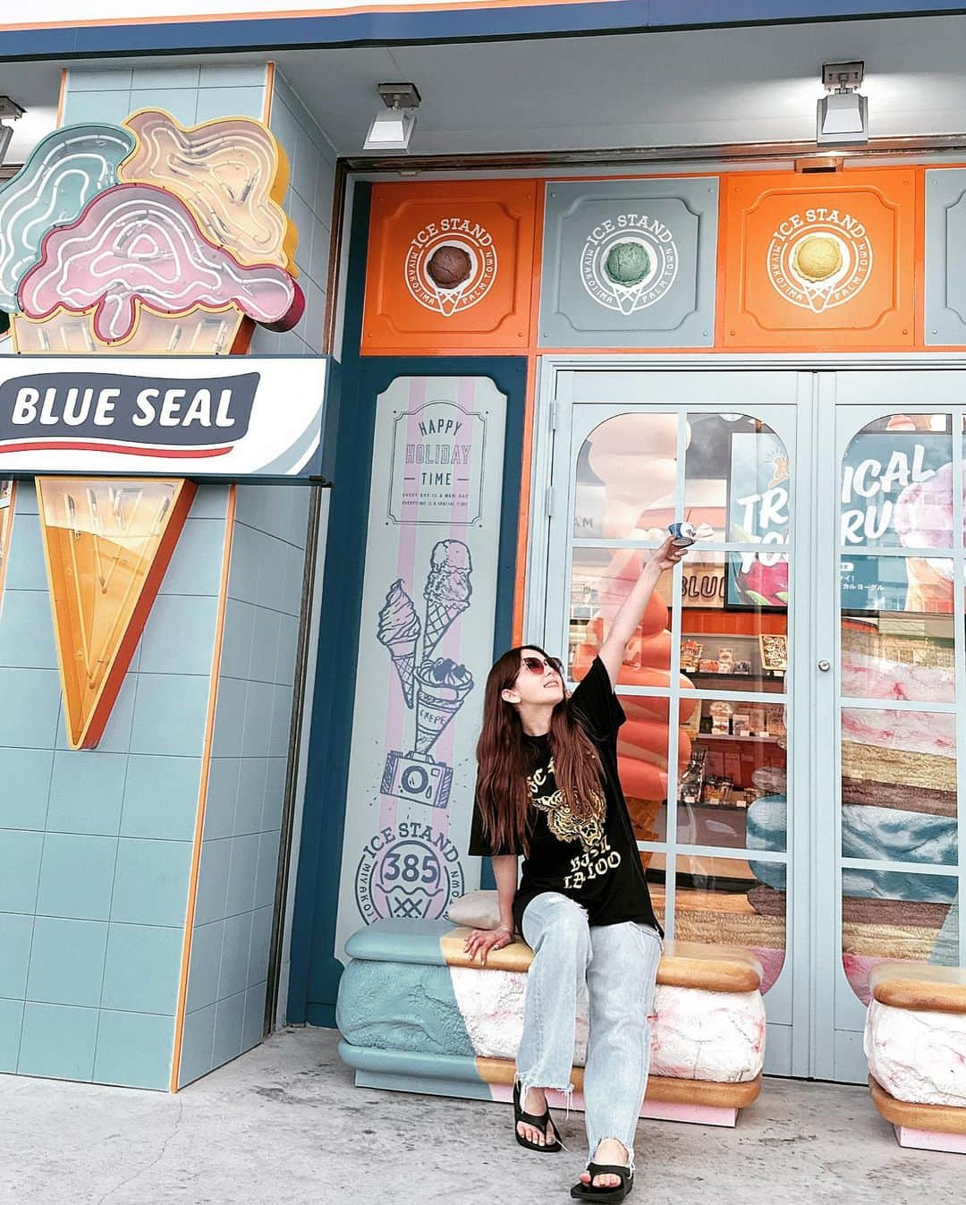 波多野結衣さんのインスタグラム写真 - (波多野結衣Instagram)「BLUE SEAL🍦 3回行ったけど全部違う味食べて幸せ…💓 . . #アイスクリーム #ブルーシールアイス  #blueseal #沖縄  #塩ちんすこう #ミントチョコ #黒糖  #美味しい #夏」7月8日 11時26分 - hatachan524