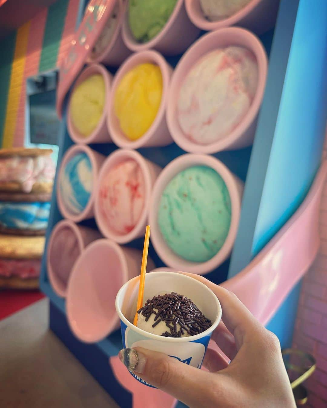 波多野結衣さんのインスタグラム写真 - (波多野結衣Instagram)「BLUE SEAL🍦 3回行ったけど全部違う味食べて幸せ…💓 . . #アイスクリーム #ブルーシールアイス  #blueseal #沖縄  #塩ちんすこう #ミントチョコ #黒糖  #美味しい #夏」7月8日 11時26分 - hatachan524