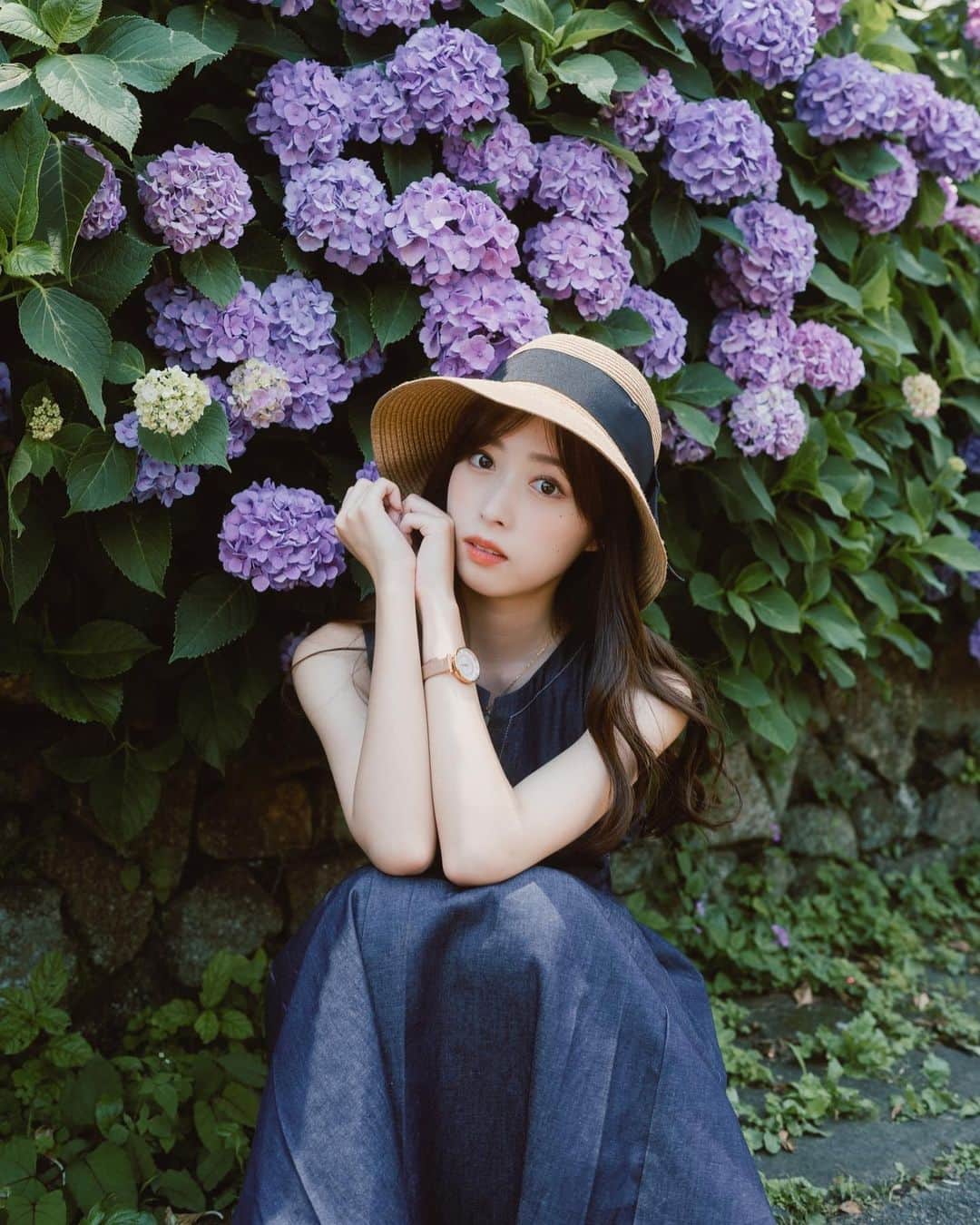 依田奈波さんのインスタグラム写真 - (依田奈波Instagram)「紫陽花の時期が終わる前に！と すべり込みで6月に行った撮影  今は気温も上がって毎日暑いですが 夏の夕方から夜にかけての少し涼しい時間にお散歩するのがとても好きです🌙  #紫陽花 #麦わら帽子 #夏コーデ #夏ワンピ #デニムワンピース」7月8日 11時43分 - nanami_yoda
