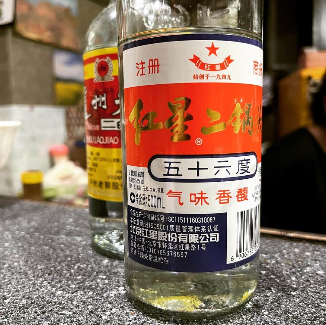 田辺晋太郎さんのインスタグラム写真 - (田辺晋太郎Instagram)「【毎日食べたくなるガチ中華！沙漠之月@池袋】  昨夜食べて今写真を見て「あー今食べたいなー！」となる #ガチ中華 ってあまりないねって気付かされた。  そのくらい素朴で暖かくてどうしてこんなに美味しくなるんだろうと心の羅針盤を失うほど理解不能に陥る旨さ。  そう、まさに僕らは沙漠の旅人になったようだ。想像の斜め上を行く上品さの北京産白酒がクイクイすすんだせいだろうか  知らんけど。  で、特に印象深いのは #いんげん の炒めもの、#じゃがいもの炒めもの、#トマトと卵の炒めもの、#干し豆腐 の和え物、ニラと豚の #餃子、#青椒肉絲 のどれもが泣きたくなる旨さ。  そしてシメのビャンビャン麺ときたらもう、、、今すぐまた追い求めて 池袋 を彷徨いたくなるんだよ、すごいわ  9月に戻られたらまた行く、最高でした！！旨すぎた！！  #肉マイスター #田辺晋太郎 #中国料理 #chinesefood #japan #麺 #麺活」7月8日 11時37分 - meat_meister_tanabe_shintaro