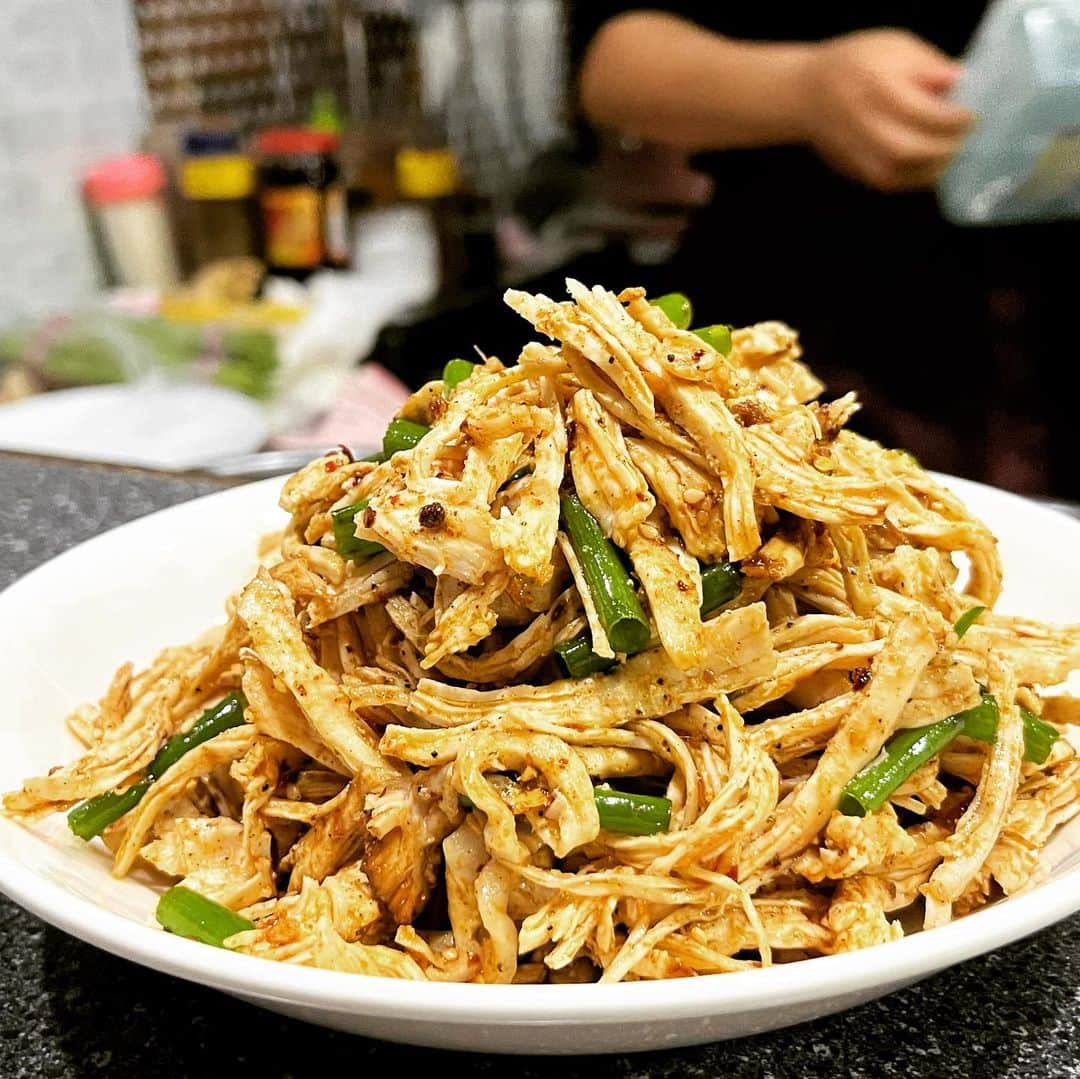 田辺晋太郎さんのインスタグラム写真 - (田辺晋太郎Instagram)「【毎日食べたくなるガチ中華！沙漠之月@池袋】  昨夜食べて今写真を見て「あー今食べたいなー！」となる #ガチ中華 ってあまりないねって気付かされた。  そのくらい素朴で暖かくてどうしてこんなに美味しくなるんだろうと心の羅針盤を失うほど理解不能に陥る旨さ。  そう、まさに僕らは沙漠の旅人になったようだ。想像の斜め上を行く上品さの北京産白酒がクイクイすすんだせいだろうか  知らんけど。  で、特に印象深いのは #いんげん の炒めもの、#じゃがいもの炒めもの、#トマトと卵の炒めもの、#干し豆腐 の和え物、ニラと豚の #餃子、#青椒肉絲 のどれもが泣きたくなる旨さ。  そしてシメのビャンビャン麺ときたらもう、、、今すぐまた追い求めて 池袋 を彷徨いたくなるんだよ、すごいわ  9月に戻られたらまた行く、最高でした！！旨すぎた！！  #肉マイスター #田辺晋太郎 #中国料理 #chinesefood #japan #麺 #麺活」7月8日 11時37分 - meat_meister_tanabe_shintaro