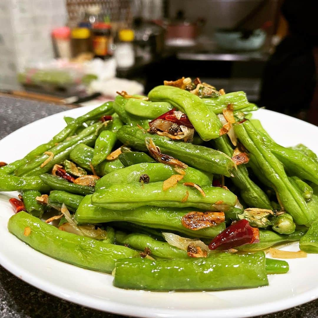 田辺晋太郎さんのインスタグラム写真 - (田辺晋太郎Instagram)「【毎日食べたくなるガチ中華！沙漠之月@池袋】  昨夜食べて今写真を見て「あー今食べたいなー！」となる #ガチ中華 ってあまりないねって気付かされた。  そのくらい素朴で暖かくてどうしてこんなに美味しくなるんだろうと心の羅針盤を失うほど理解不能に陥る旨さ。  そう、まさに僕らは沙漠の旅人になったようだ。想像の斜め上を行く上品さの北京産白酒がクイクイすすんだせいだろうか  知らんけど。  で、特に印象深いのは #いんげん の炒めもの、#じゃがいもの炒めもの、#トマトと卵の炒めもの、#干し豆腐 の和え物、ニラと豚の #餃子、#青椒肉絲 のどれもが泣きたくなる旨さ。  そしてシメのビャンビャン麺ときたらもう、、、今すぐまた追い求めて 池袋 を彷徨いたくなるんだよ、すごいわ  9月に戻られたらまた行く、最高でした！！旨すぎた！！  #肉マイスター #田辺晋太郎 #中国料理 #chinesefood #japan #麺 #麺活」7月8日 11時37分 - meat_meister_tanabe_shintaro