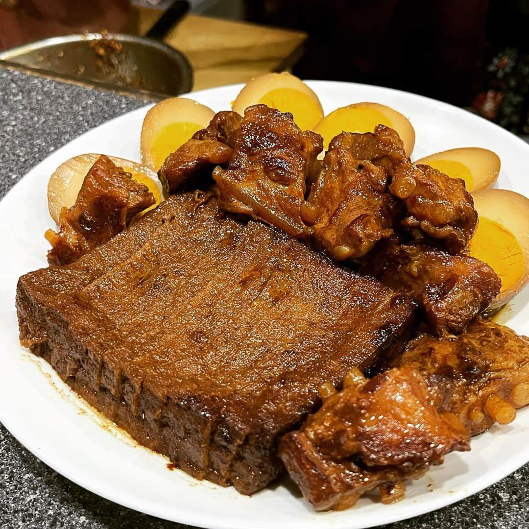 田辺晋太郎さんのインスタグラム写真 - (田辺晋太郎Instagram)「【毎日食べたくなるガチ中華！沙漠之月@池袋】  昨夜食べて今写真を見て「あー今食べたいなー！」となる #ガチ中華 ってあまりないねって気付かされた。  そのくらい素朴で暖かくてどうしてこんなに美味しくなるんだろうと心の羅針盤を失うほど理解不能に陥る旨さ。  そう、まさに僕らは沙漠の旅人になったようだ。想像の斜め上を行く上品さの北京産白酒がクイクイすすんだせいだろうか  知らんけど。  で、特に印象深いのは #いんげん の炒めもの、#じゃがいもの炒めもの、#トマトと卵の炒めもの、#干し豆腐 の和え物、ニラと豚の #餃子、#青椒肉絲 のどれもが泣きたくなる旨さ。  そしてシメのビャンビャン麺ときたらもう、、、今すぐまた追い求めて 池袋 を彷徨いたくなるんだよ、すごいわ  9月に戻られたらまた行く、最高でした！！旨すぎた！！  #肉マイスター #田辺晋太郎 #中国料理 #chinesefood #japan #麺 #麺活」7月8日 11時37分 - meat_meister_tanabe_shintaro