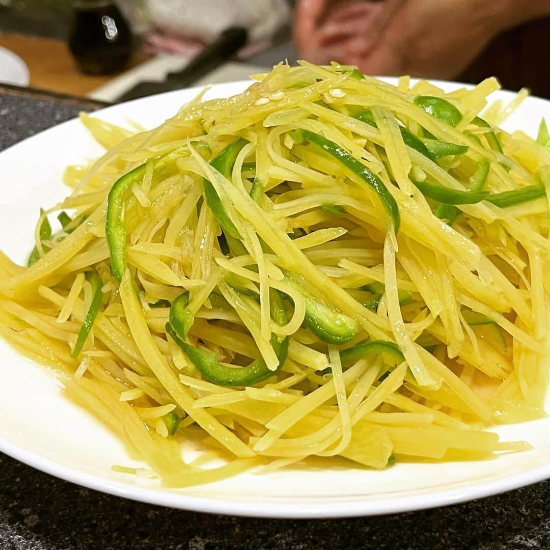 田辺晋太郎さんのインスタグラム写真 - (田辺晋太郎Instagram)「【毎日食べたくなるガチ中華！沙漠之月@池袋】  昨夜食べて今写真を見て「あー今食べたいなー！」となる #ガチ中華 ってあまりないねって気付かされた。  そのくらい素朴で暖かくてどうしてこんなに美味しくなるんだろうと心の羅針盤を失うほど理解不能に陥る旨さ。  そう、まさに僕らは沙漠の旅人になったようだ。想像の斜め上を行く上品さの北京産白酒がクイクイすすんだせいだろうか  知らんけど。  で、特に印象深いのは #いんげん の炒めもの、#じゃがいもの炒めもの、#トマトと卵の炒めもの、#干し豆腐 の和え物、ニラと豚の #餃子、#青椒肉絲 のどれもが泣きたくなる旨さ。  そしてシメのビャンビャン麺ときたらもう、、、今すぐまた追い求めて 池袋 を彷徨いたくなるんだよ、すごいわ  9月に戻られたらまた行く、最高でした！！旨すぎた！！  #肉マイスター #田辺晋太郎 #中国料理 #chinesefood #japan #麺 #麺活」7月8日 11時37分 - meat_meister_tanabe_shintaro