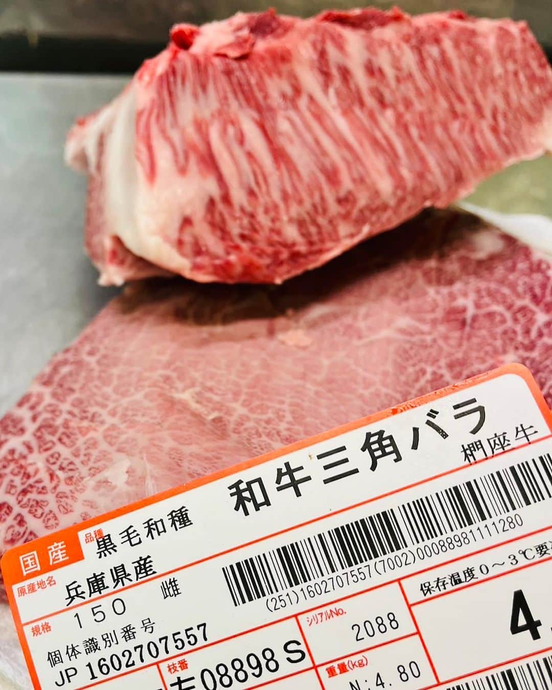 子守康範さんのインスタグラム写真 - (子守康範Instagram)「今年も黒毛和牛のＡ５ランクを一頭買いしてしまいました。精肉してもらいましたが、枝肉で見たより美味しそうなお肉でした🤗  買ってください！  https://10komoristudio.stores.jp」7月8日 11時38分 - 10komori