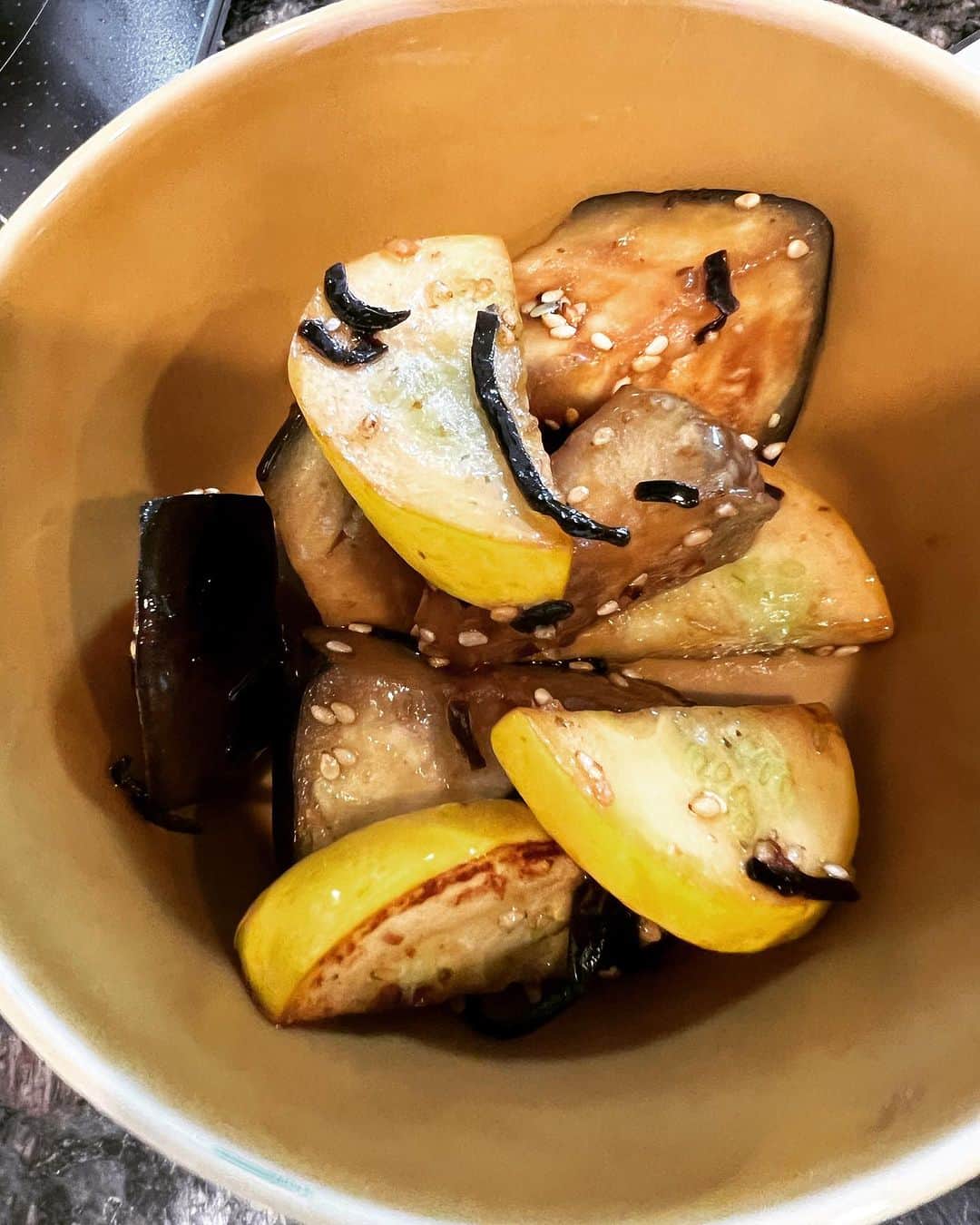 田中理恵のインスタグラム：「🍆🥒🧄 ナスとズッキーニの塩昆布炒め🩵 サクッと適当ご飯🤭」